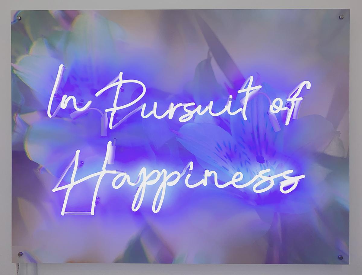Sculpture multimédia « À la recherche de la bonheur », verre au néon, photographie d'archives en vente 1