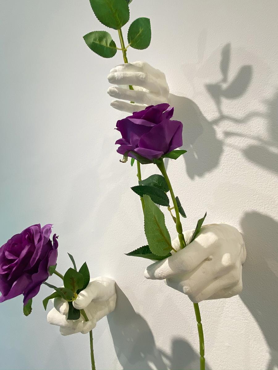 Sculptures en résine « Les Mains Blanches », faites à la main, mains et fleurs
