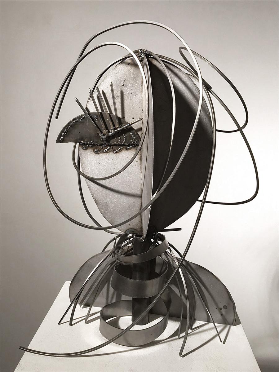 „Porträt einer Dame“ Stahlskulptur, Plasma-Schliff und geschweißt – Sculpture von Indira Cesarine