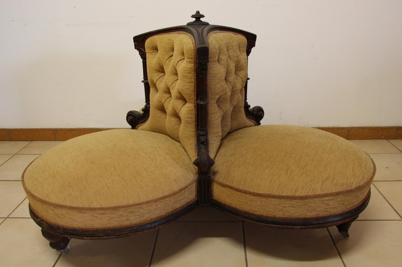 Napoleon III period terminal, upholstery and fabrics in very good condition, minimal wear of time on rare furniture wood.