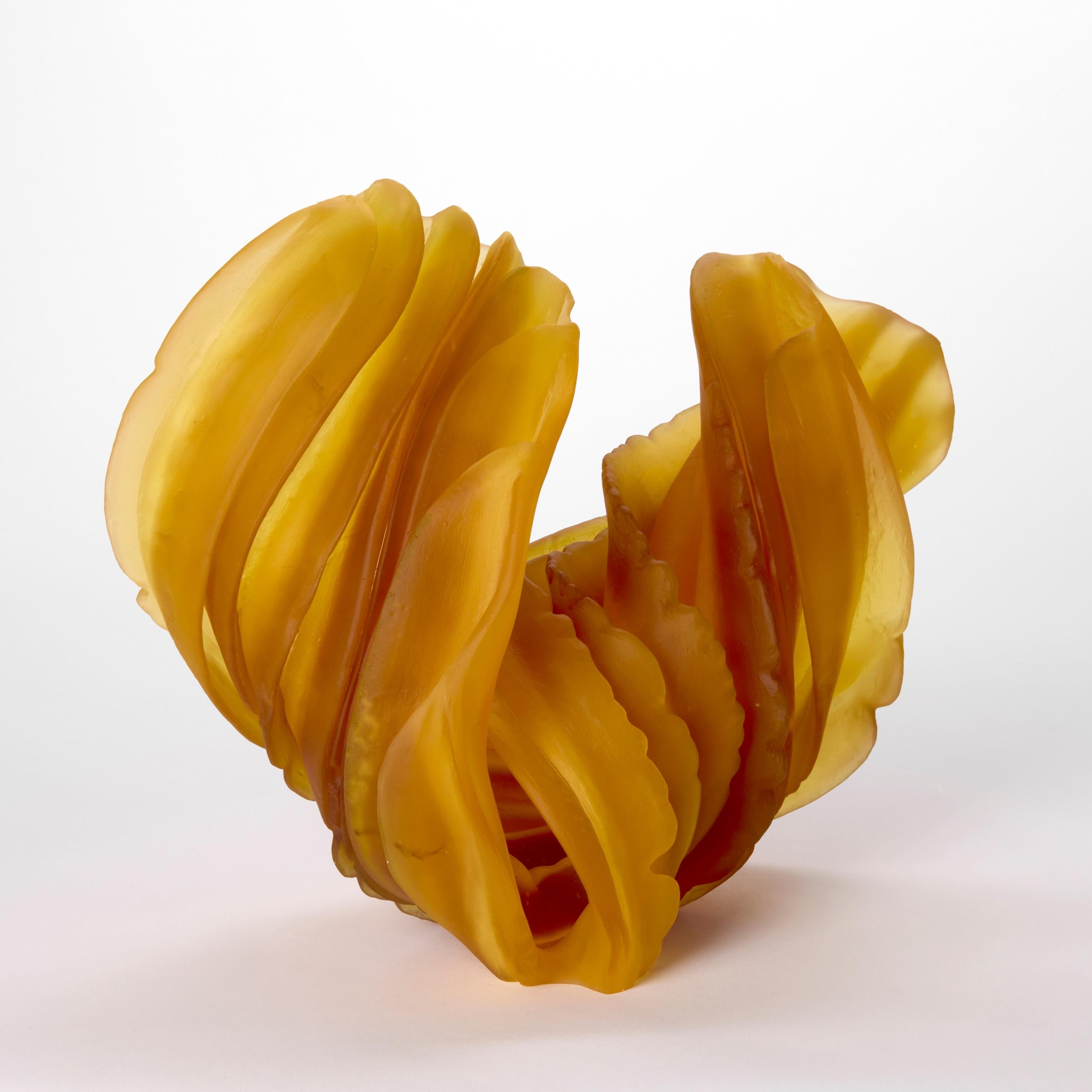 Organico moderno Fiore di zucchina individuale, una scultura in vetro fuso in oro di Nina Casson McGarva in vendita