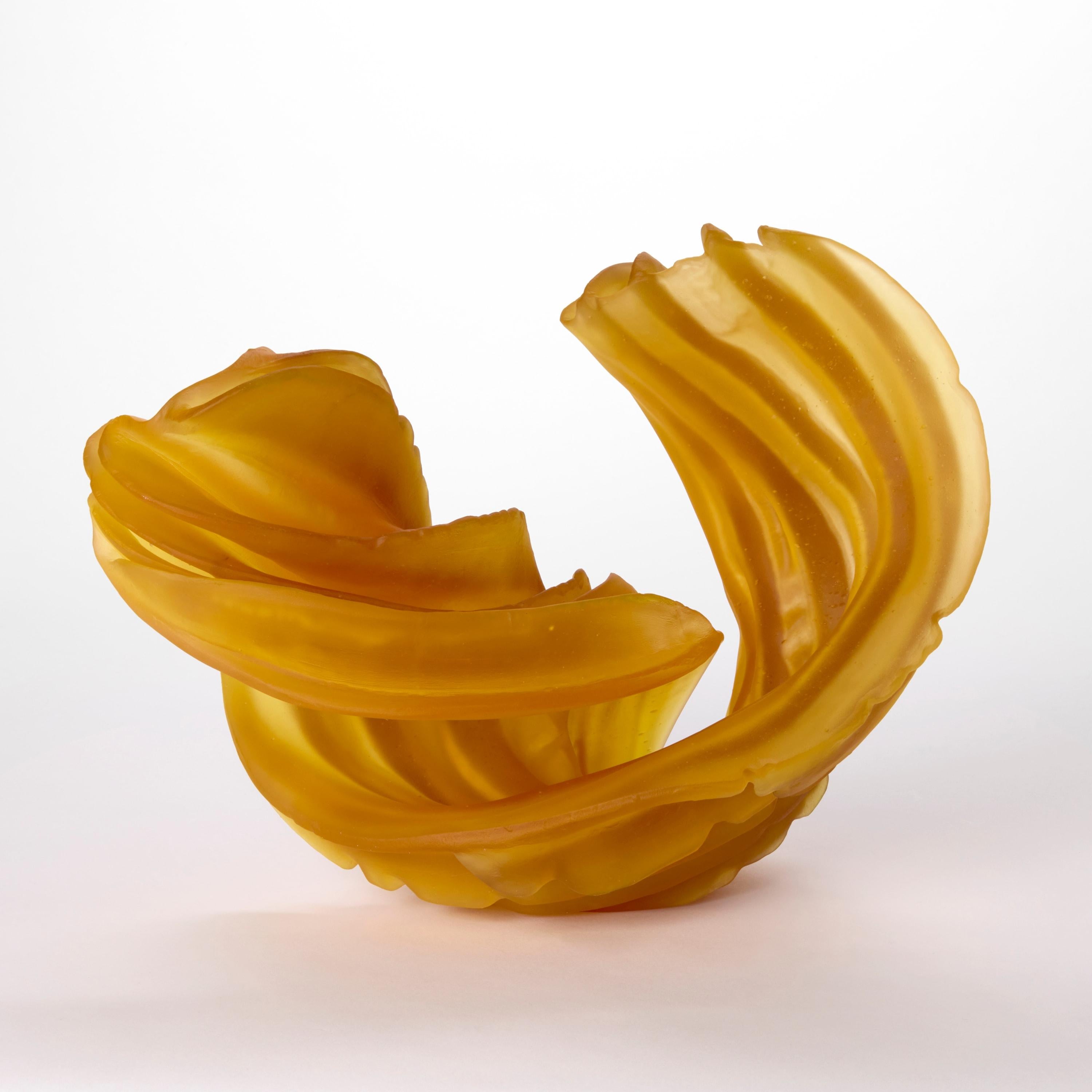 Britannico Fiore di zucchina individuale, una scultura in vetro fuso in oro di Nina Casson McGarva in vendita