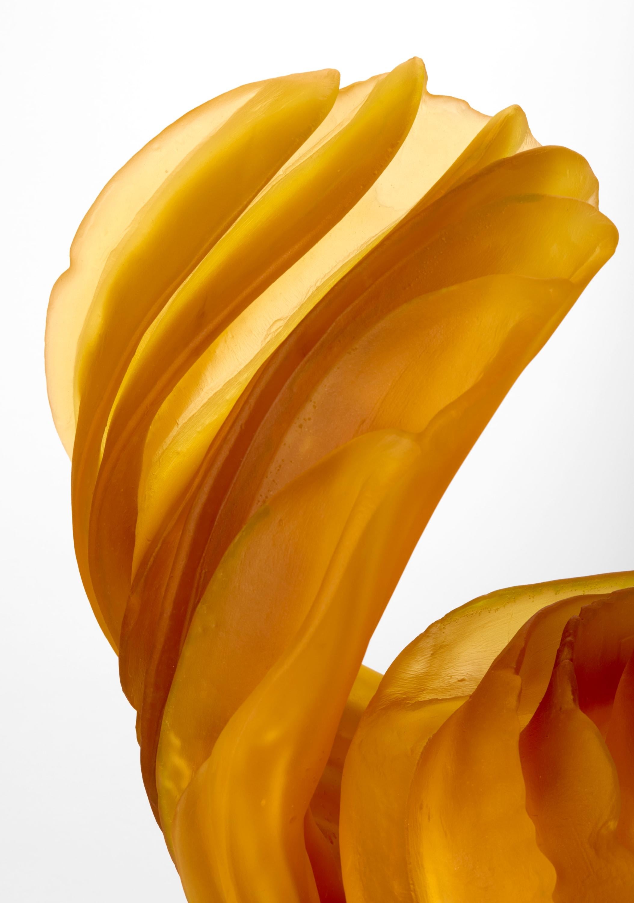 Calco Fiore di zucchina individuale, una scultura in vetro fuso in oro di Nina Casson McGarva in vendita