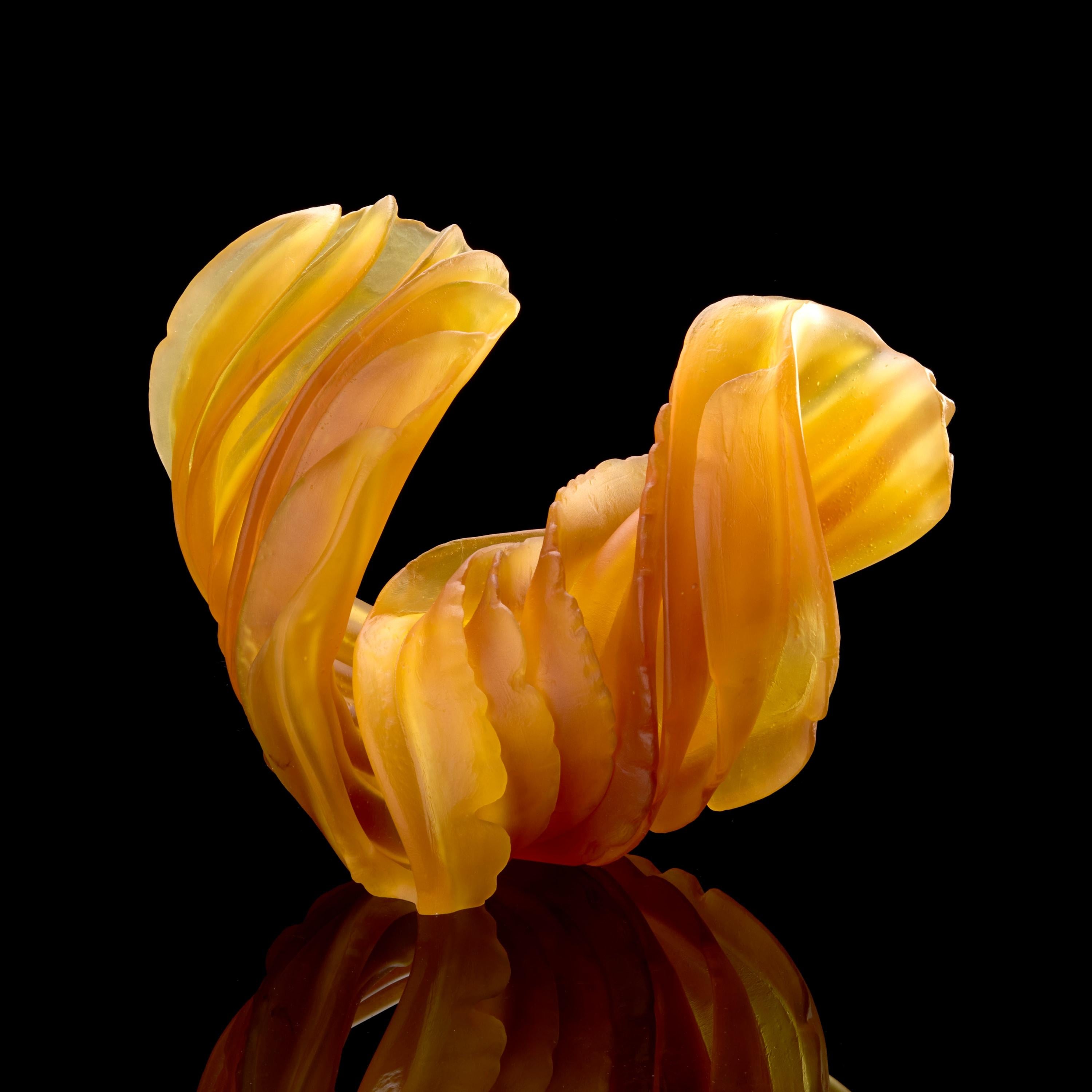 XXI secolo e contemporaneo Fiore di zucchina individuale, una scultura in vetro fuso in oro di Nina Casson McGarva in vendita