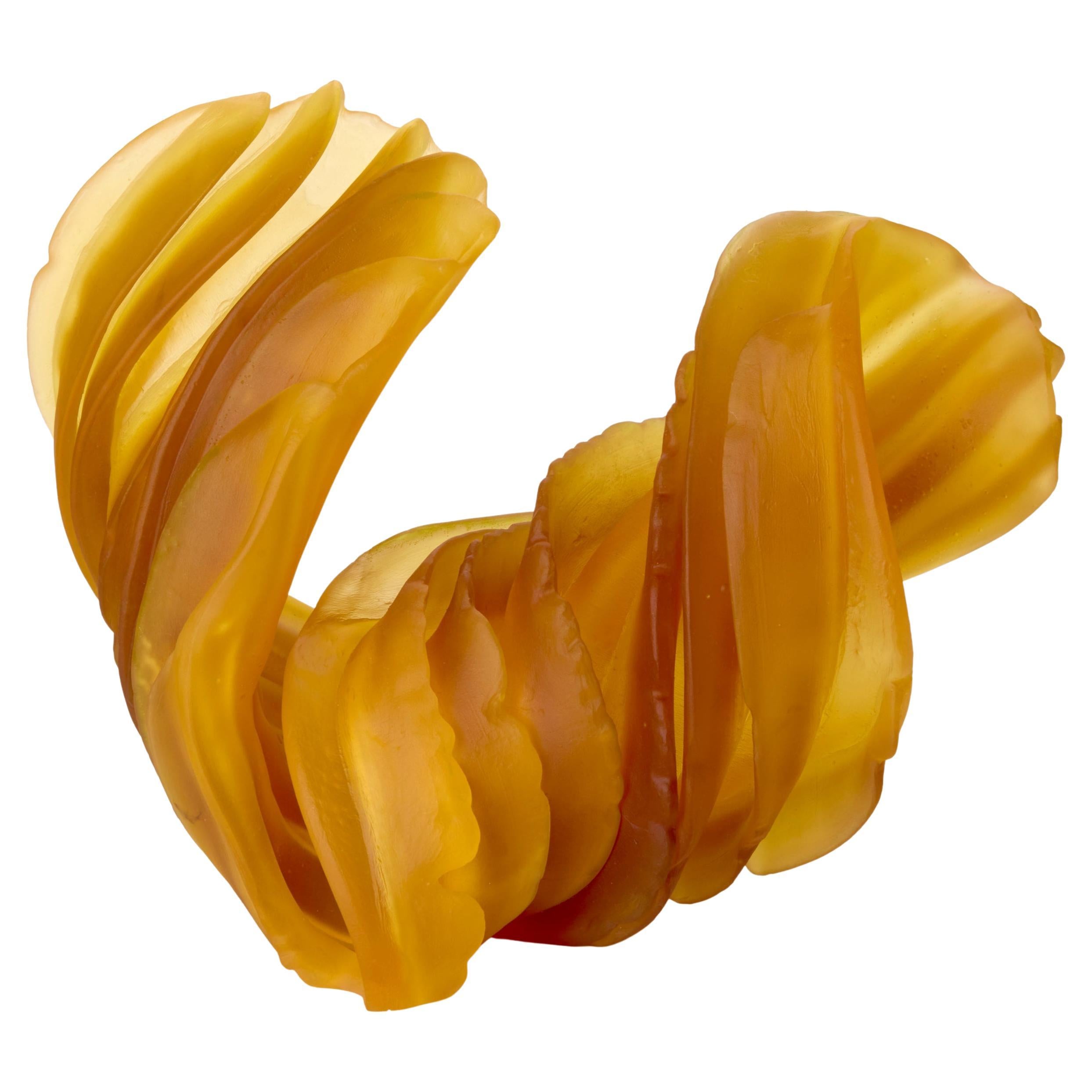 Fiore di zucchina individuale, una scultura in vetro fuso in oro di Nina Casson McGarva