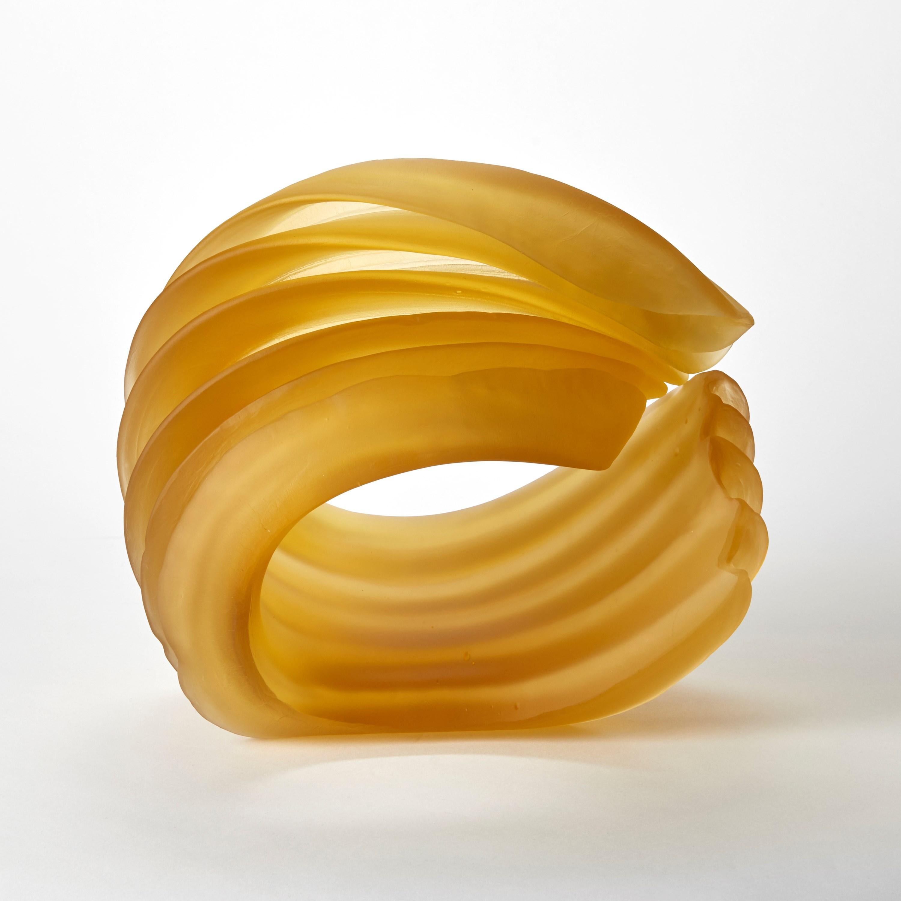 'Individual in Yellow' è una scultura in vetro unica dell'artista britannica Nina Casson McGarva.

Casson McGarva getta il vetro in uno stampo piatto dove introduce tutte le texture superficiali, tutte uniche e distinte. Il vetro viene poi