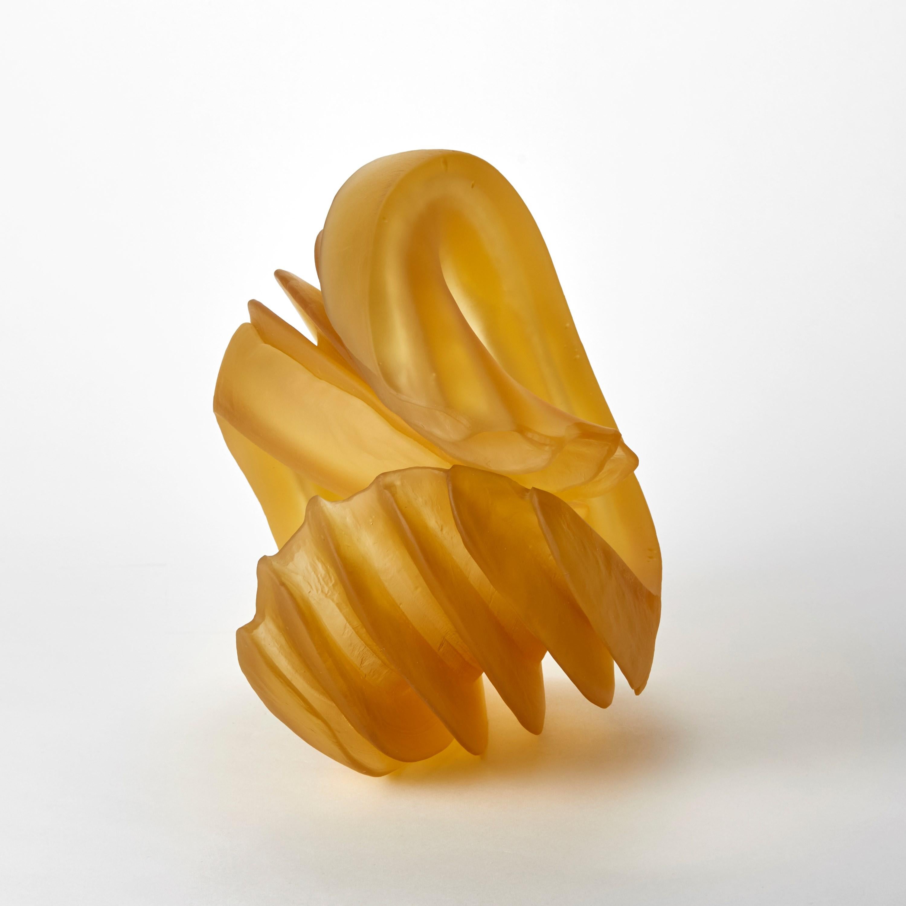 Organico moderno Individual in Yellow, una scultura in vetro fuso color ambra di Nina Casson McGarva in vendita