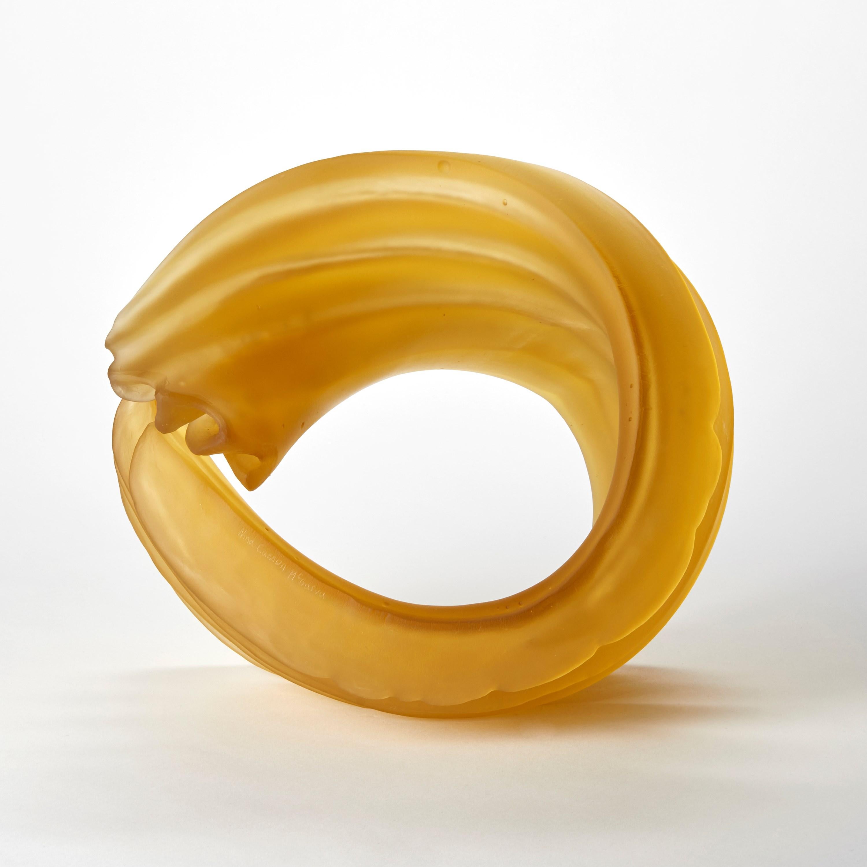 Britannico Individual in Yellow, una scultura in vetro fuso color ambra di Nina Casson McGarva in vendita