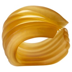 Individuo en amarillo, escultura de vidrio colado color ámbar intenso de Nina Casson McGarva