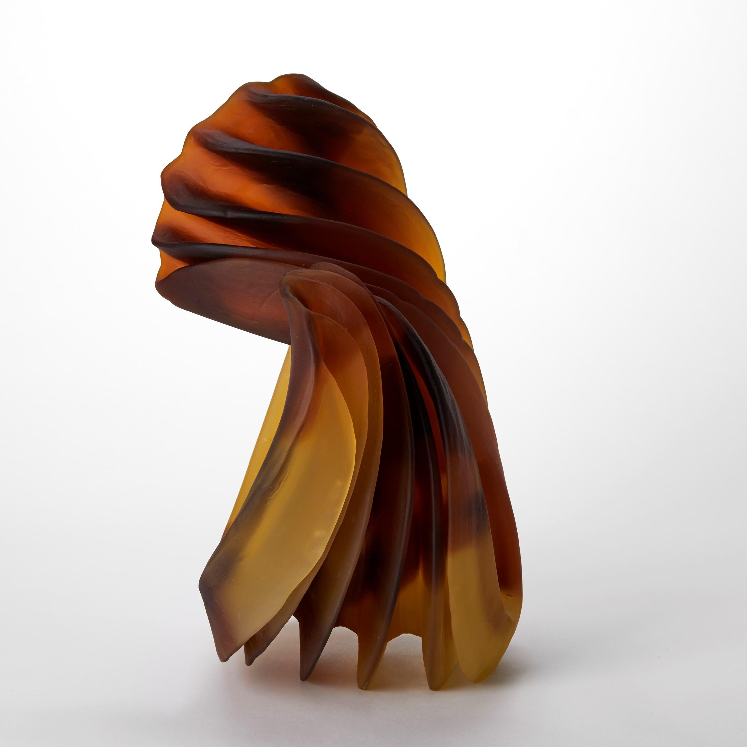Organico moderno Individual in Yellows, scultura in vetro fuso con nervature ambrate di Nina Casson McGarva in vendita