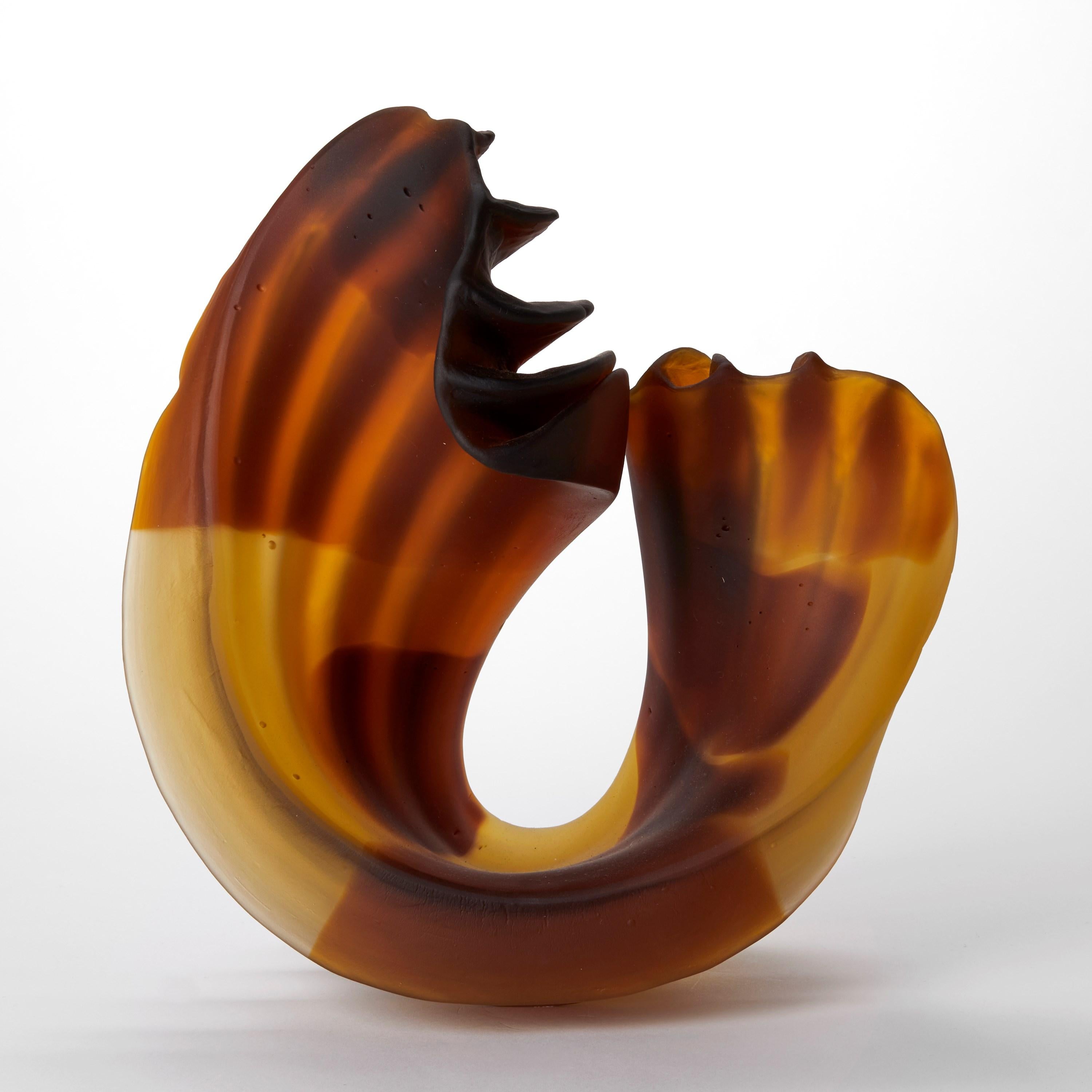 Britannico Individual in Yellows, scultura in vetro fuso con nervature ambrate di Nina Casson McGarva in vendita