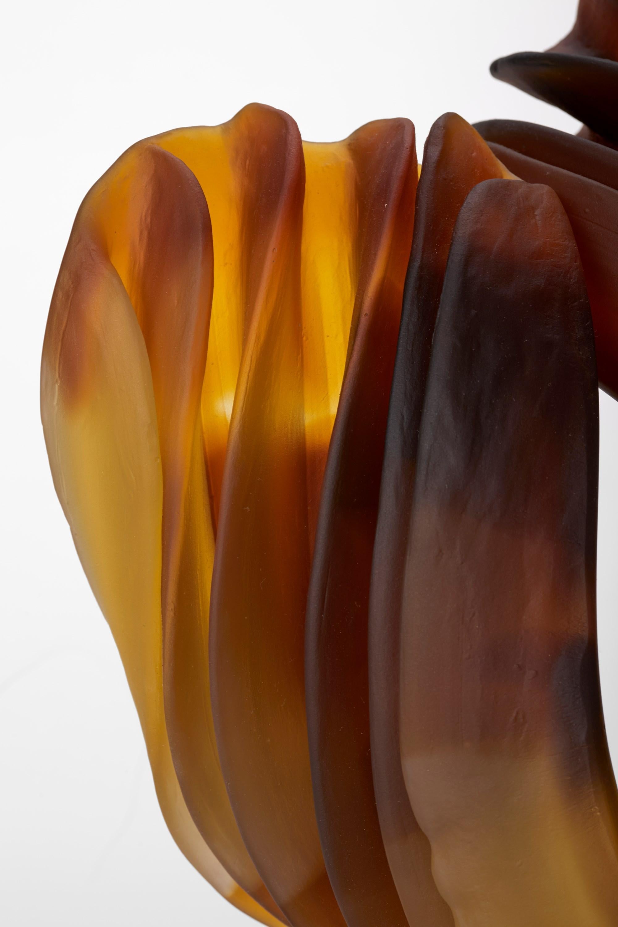 Vetro Individual in Yellows, scultura in vetro fuso con nervature ambrate di Nina Casson McGarva in vendita