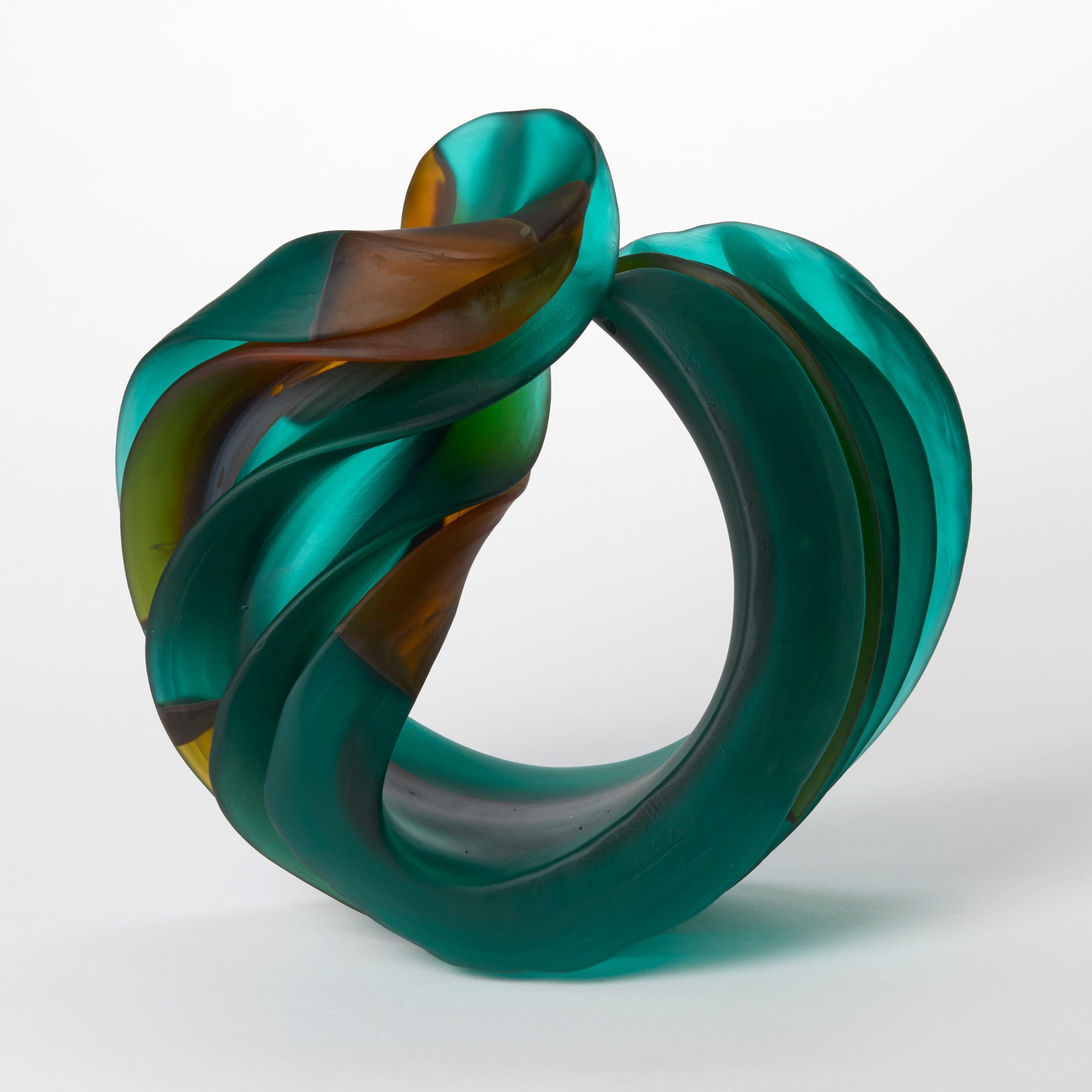 'Individual Twist in Aquamarine & Amber' è una scultura in vetro unica dell'artista britannica Nina Casson McGarva.

Casson McGarva getta il vetro in uno stampo piatto dove introduce tutte le texture superficiali, tutte uniche e distinte. Il vetro
