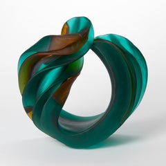 Individual Twist in Aquamarin & Bernstein, eine Glasskulptur von Nina Casson McGarva
