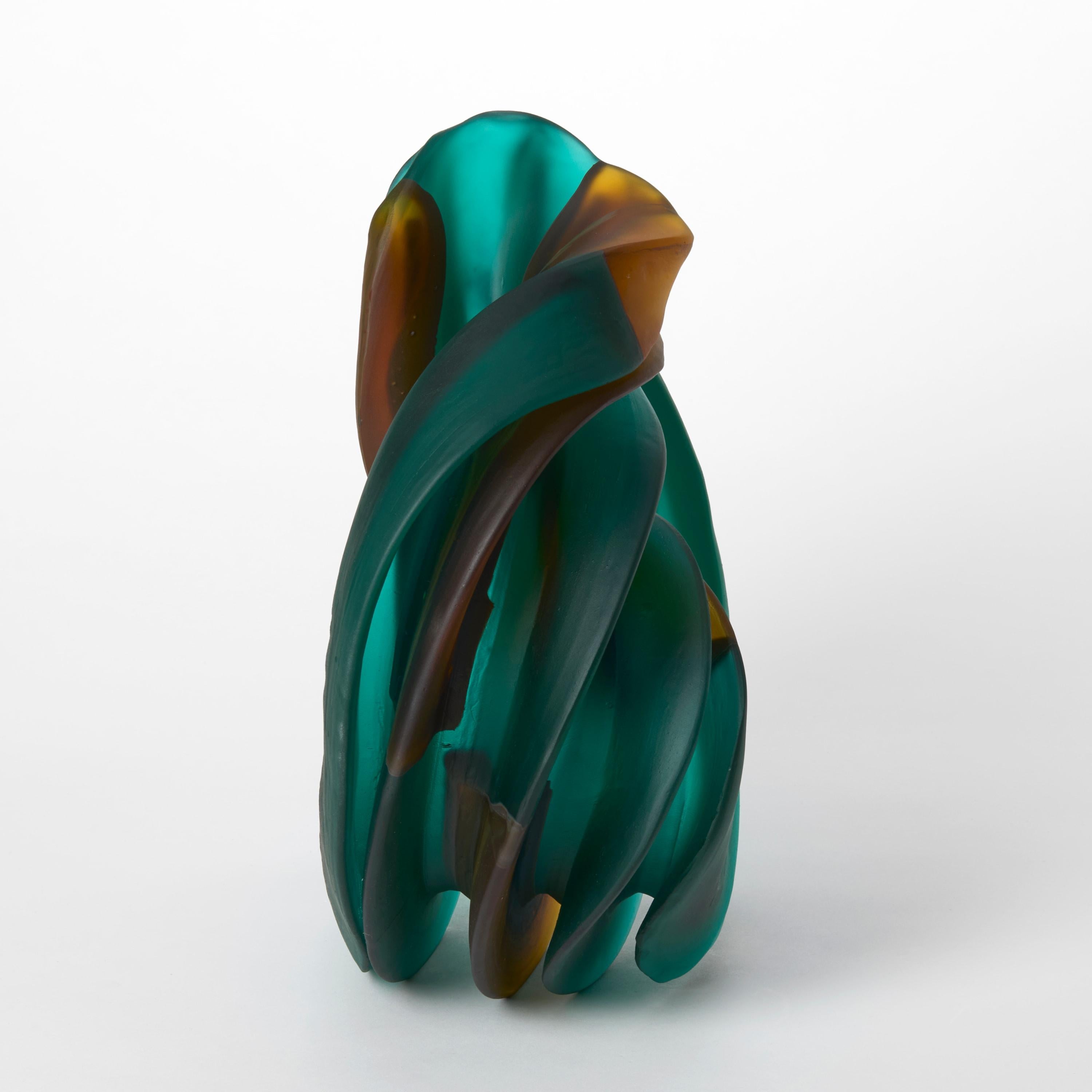 Organico moderno Individual Twist in Aquamarine & Amber, una scultura in vetro di Nina Casson McGarva in vendita