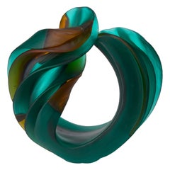 Individual Twist in Aquamarine & Amber, una scultura in vetro di Nina Casson McGarva
