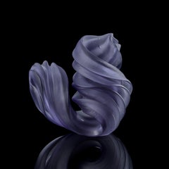 Individual Twist in Dark Blue, opera d'arte in vetro fuso a ricciolo di Nina Casson McGarva