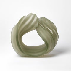 Individual Twist in Green, un'opera d'arte in vetro fuso a forma di ricciolo di Nina Casson McGarva