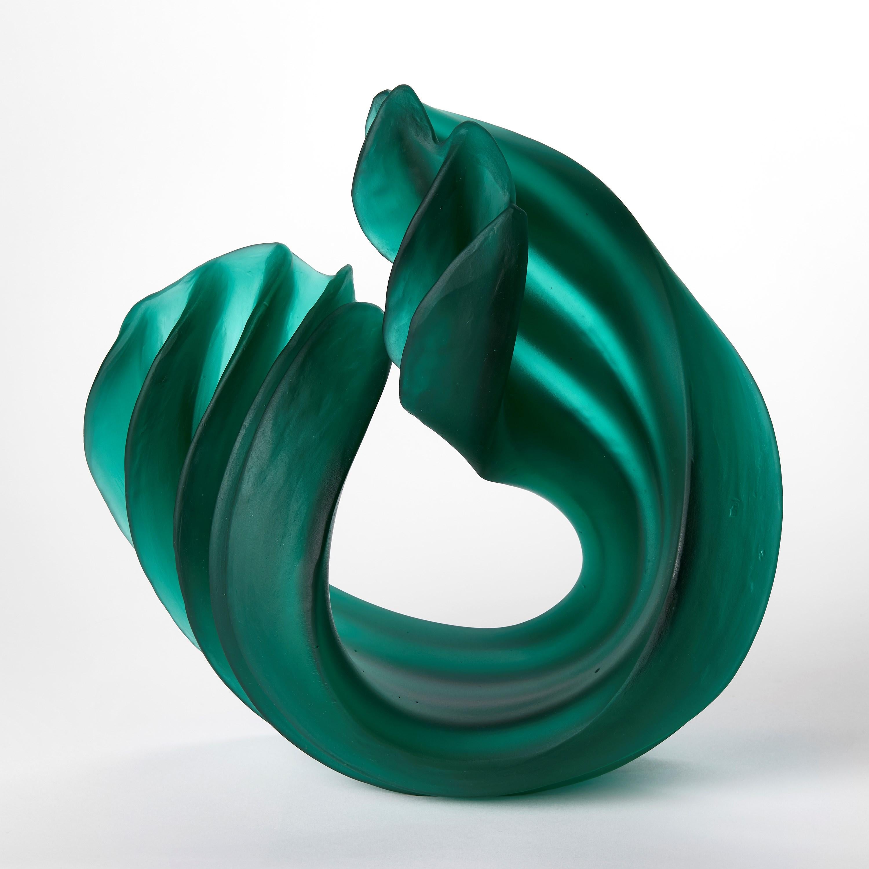 'Individual Twist in Greene & Greene II' è una scultura in vetro unica dell'artista britannica Nina Casson McGarva.

Casson McGarva getta il vetro in uno stampo piatto dove introduce tutte le texture superficiali, tutte uniche e distinte. Il vetro