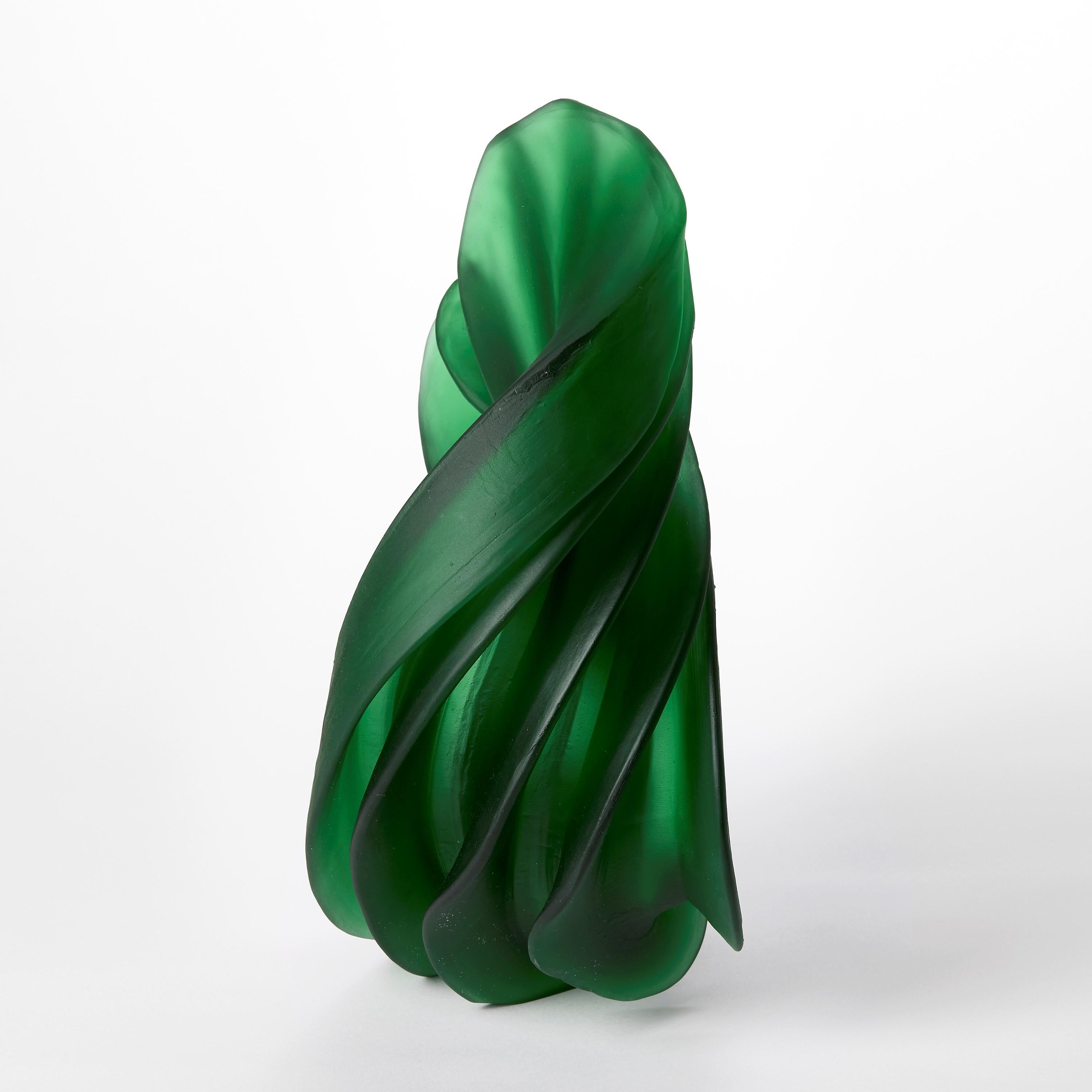 Giro individual en verde, escultura de vidrio fundido de pie de Nina Casson McGarva Moderno orgánico en venta