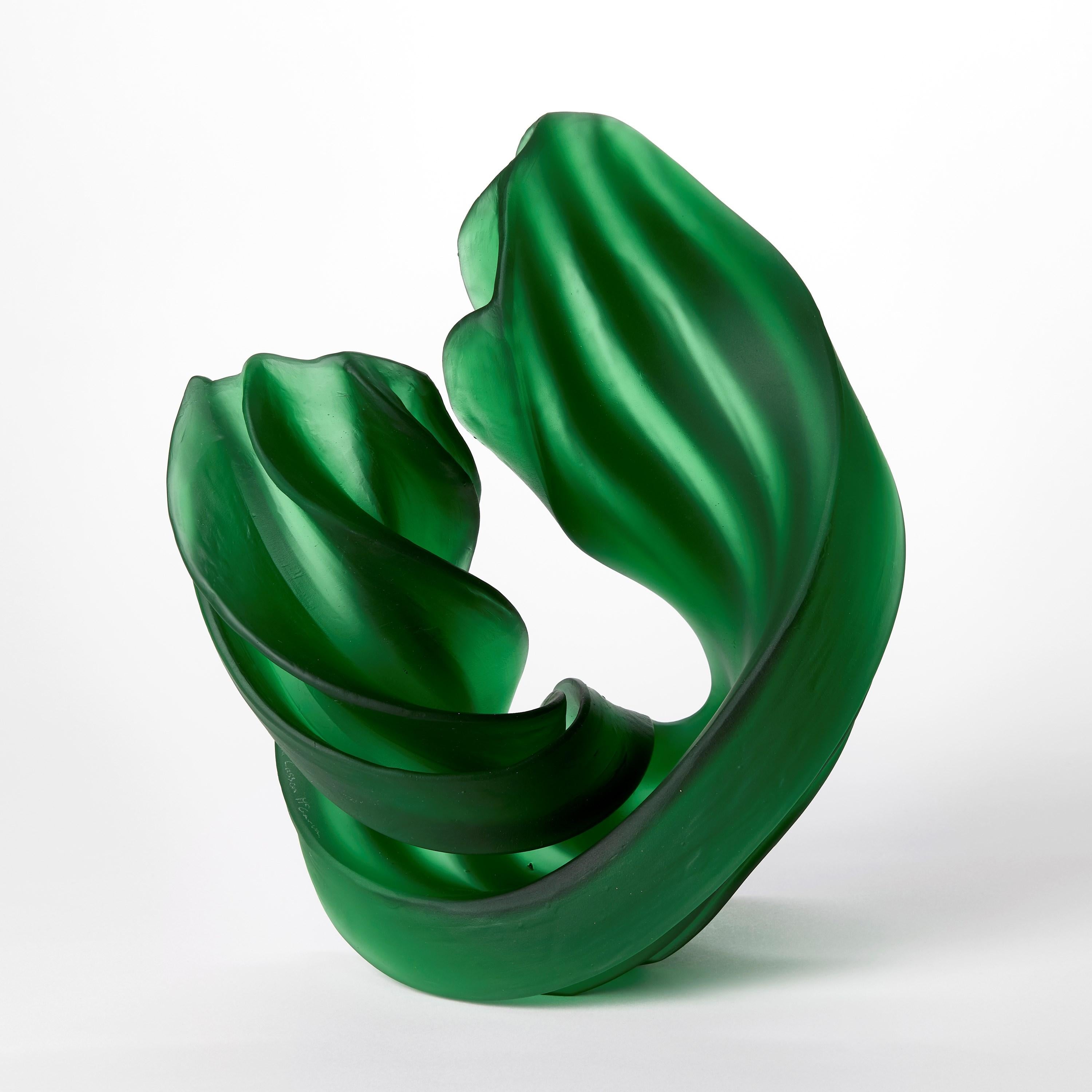 Giro individual en verde, escultura de vidrio fundido de pie de Nina Casson McGarva Británico en venta