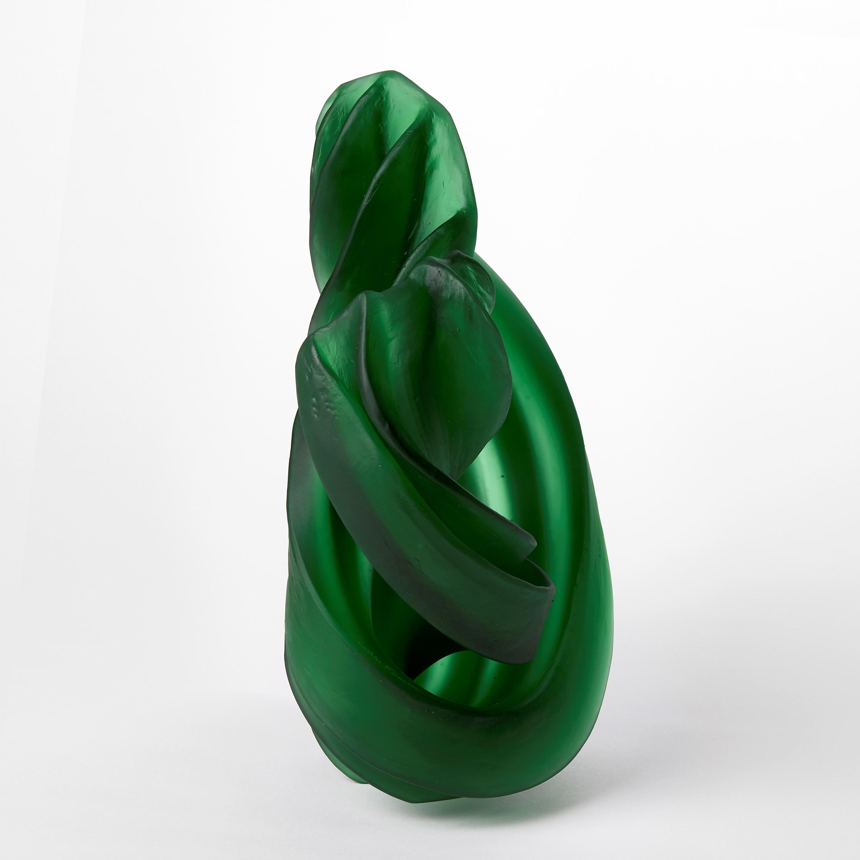 Giro individual en verde, escultura de vidrio fundido de pie de Nina Casson McGarva Vaciado en venta