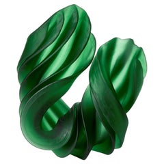 Giro individual en verde, escultura de vidrio fundido de pie de Nina Casson McGarva