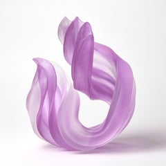 Individual Twist in Lilac & Clear, ein Gussglas-Kunstwerk von Nina Casson McGarva
