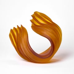 Individual Twist in Orange, un'opera d'arte in vetro fuso arricciato di Nina Casson McGarva