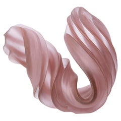 Individual Twist in Pink, une œuvre d'art en verre moulé de Nina Casson McGarva.