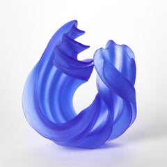 Une torsion individuelle en saphir, œuvre d'art en verre coulé bouclé de Nina Casson McGarva