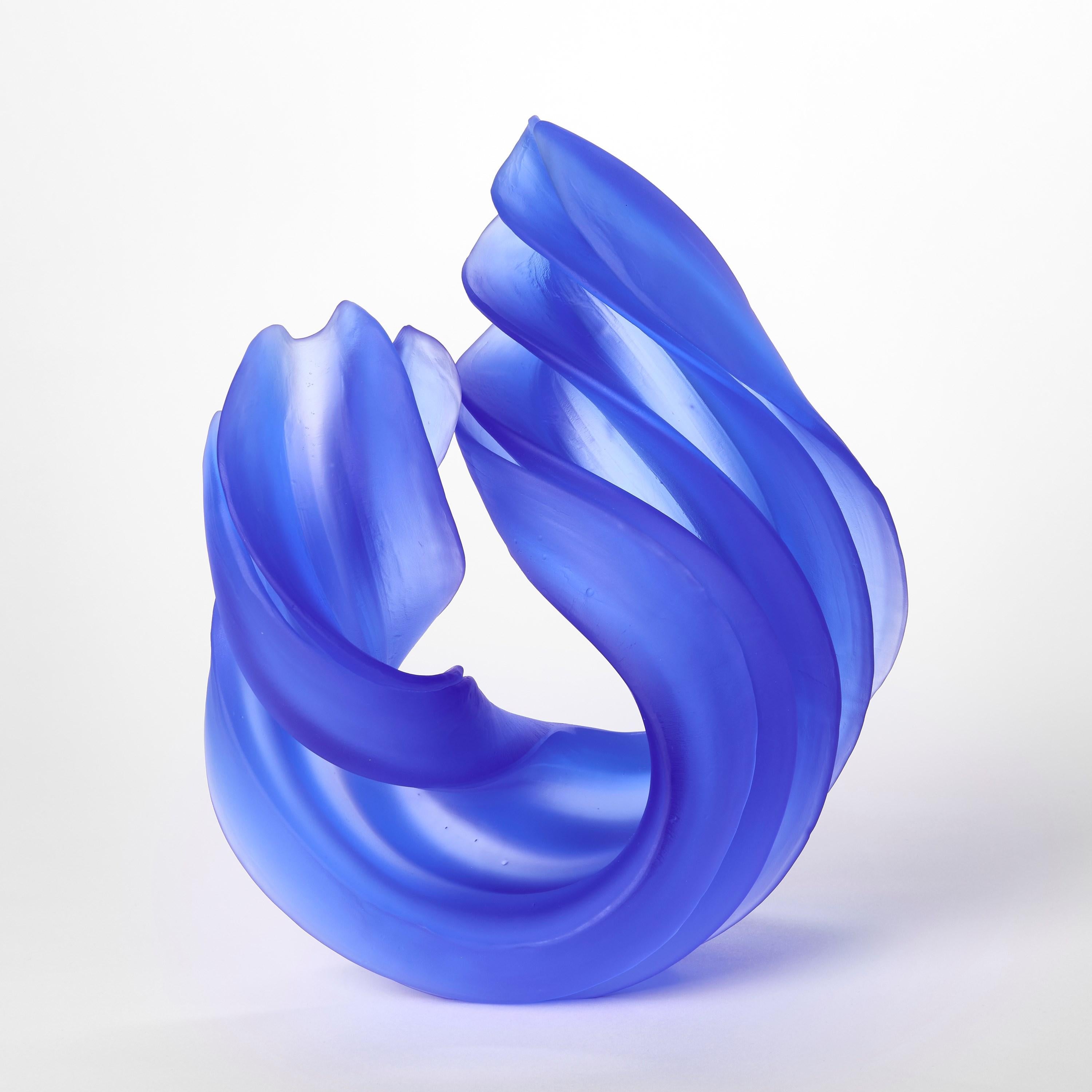 Britannico Individual Twist in Sapphire, opera d'arte in vetro fuso a forma di ricciolo di Nina Casson McGarva in vendita