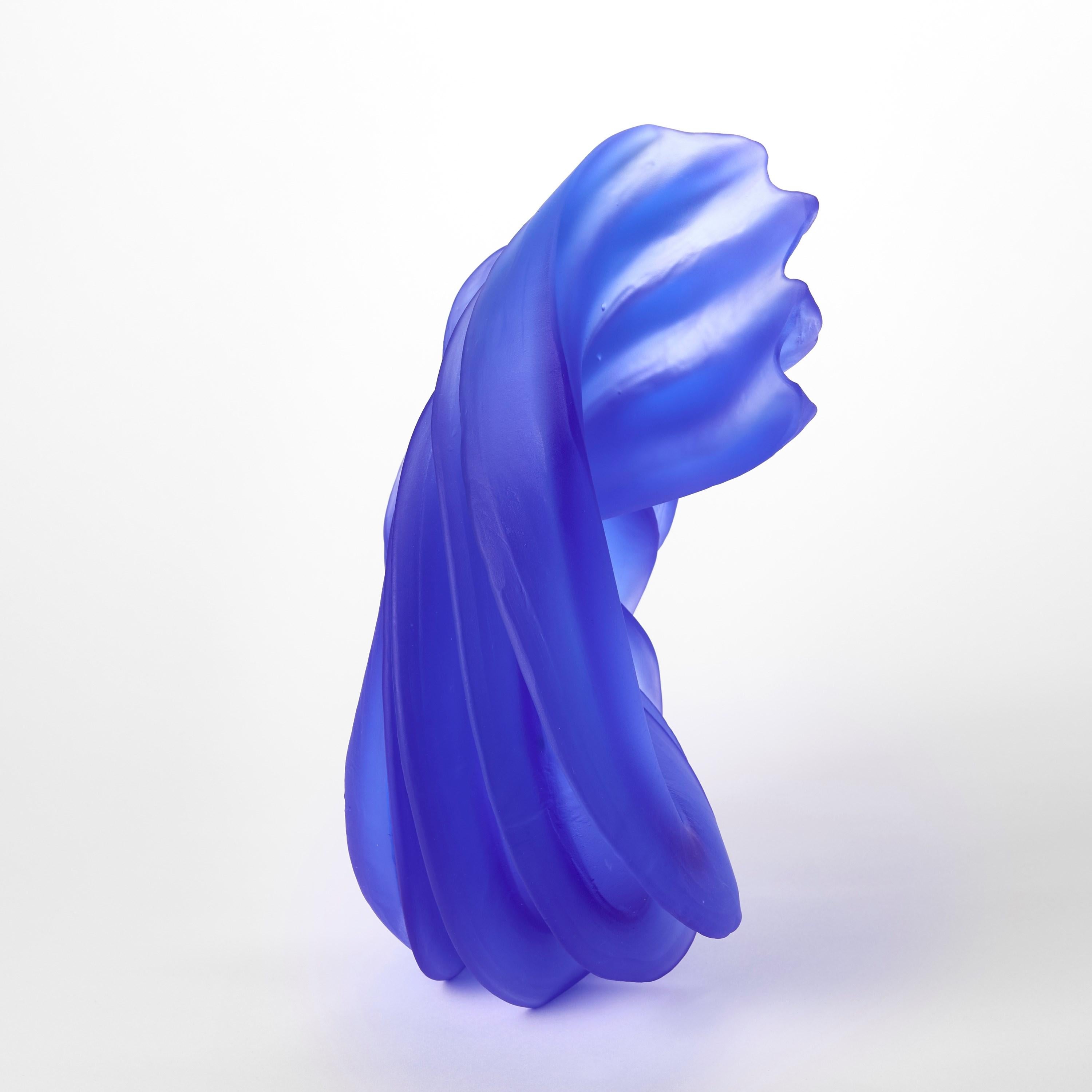 Calco Individual Twist in Sapphire, opera d'arte in vetro fuso a forma di ricciolo di Nina Casson McGarva in vendita