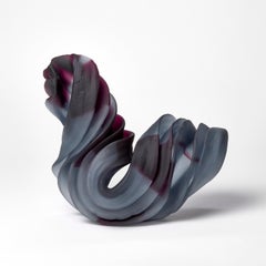 Individual Twist in Violet & Smoke, un'opera d'arte in vetro fuso di Nina Casson McGarva