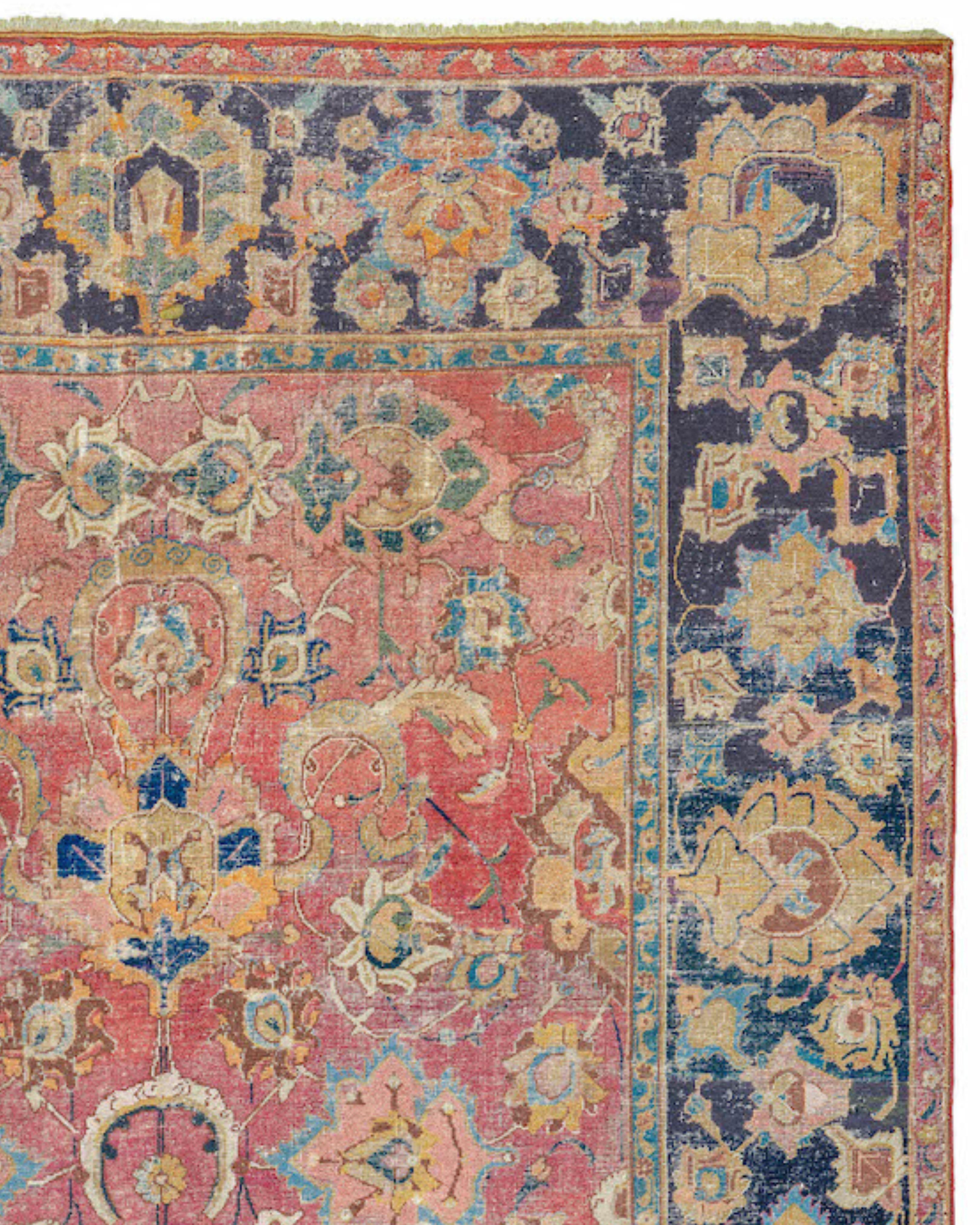 Tapis long indo-Isfahan ancien, 17ème siècle Bon état - En vente à San Francisco, CA