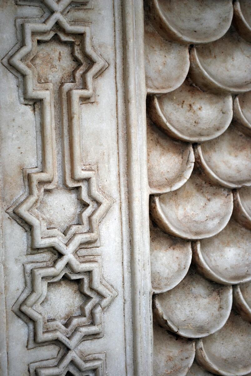 Indo-Muslim Marble Slab 'Fountain Element' In Distressed Condition For Sale In Brussels, BE