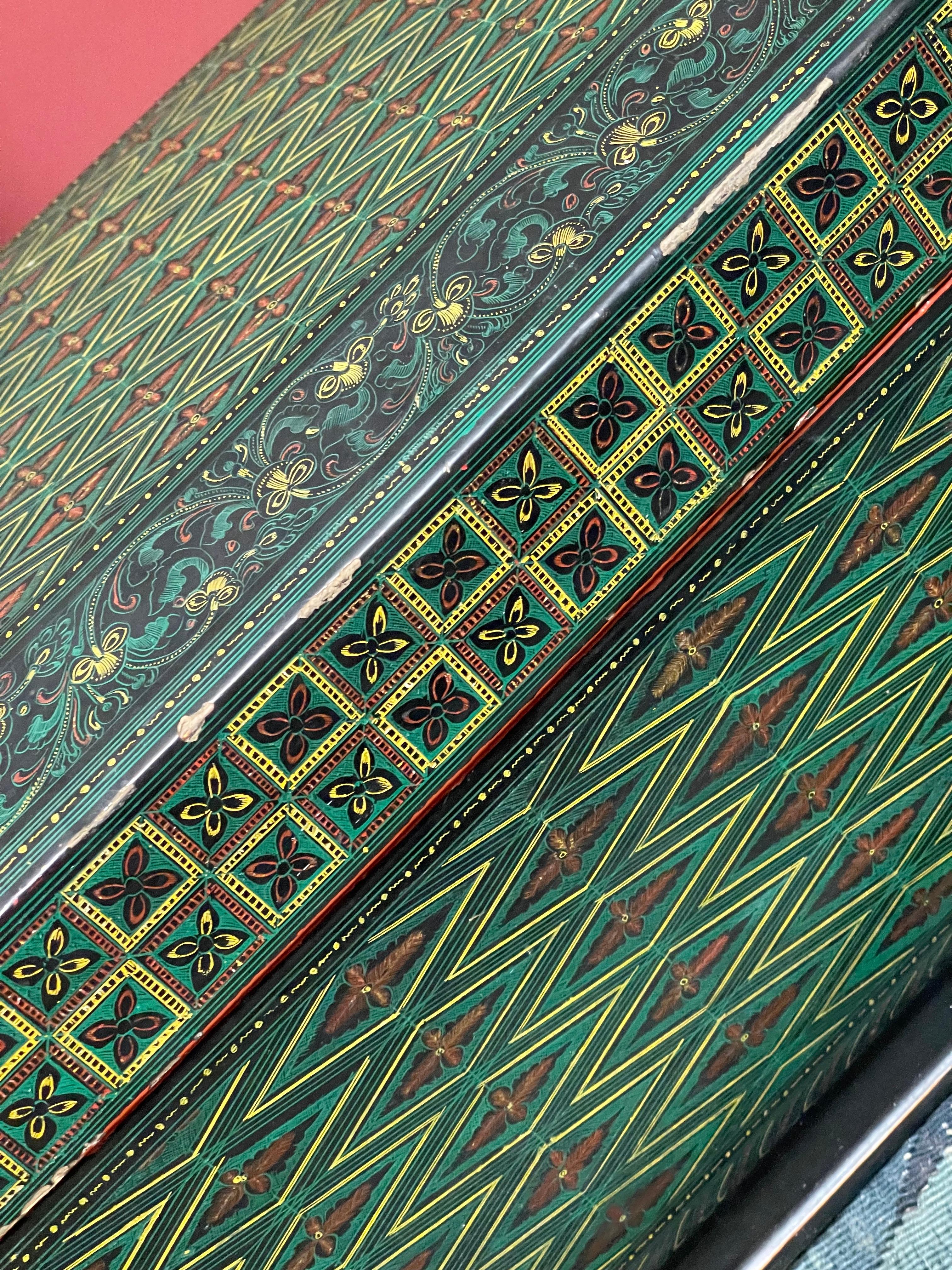 Boîte de table en papier mâché indo-persan peint à la main en vente 2