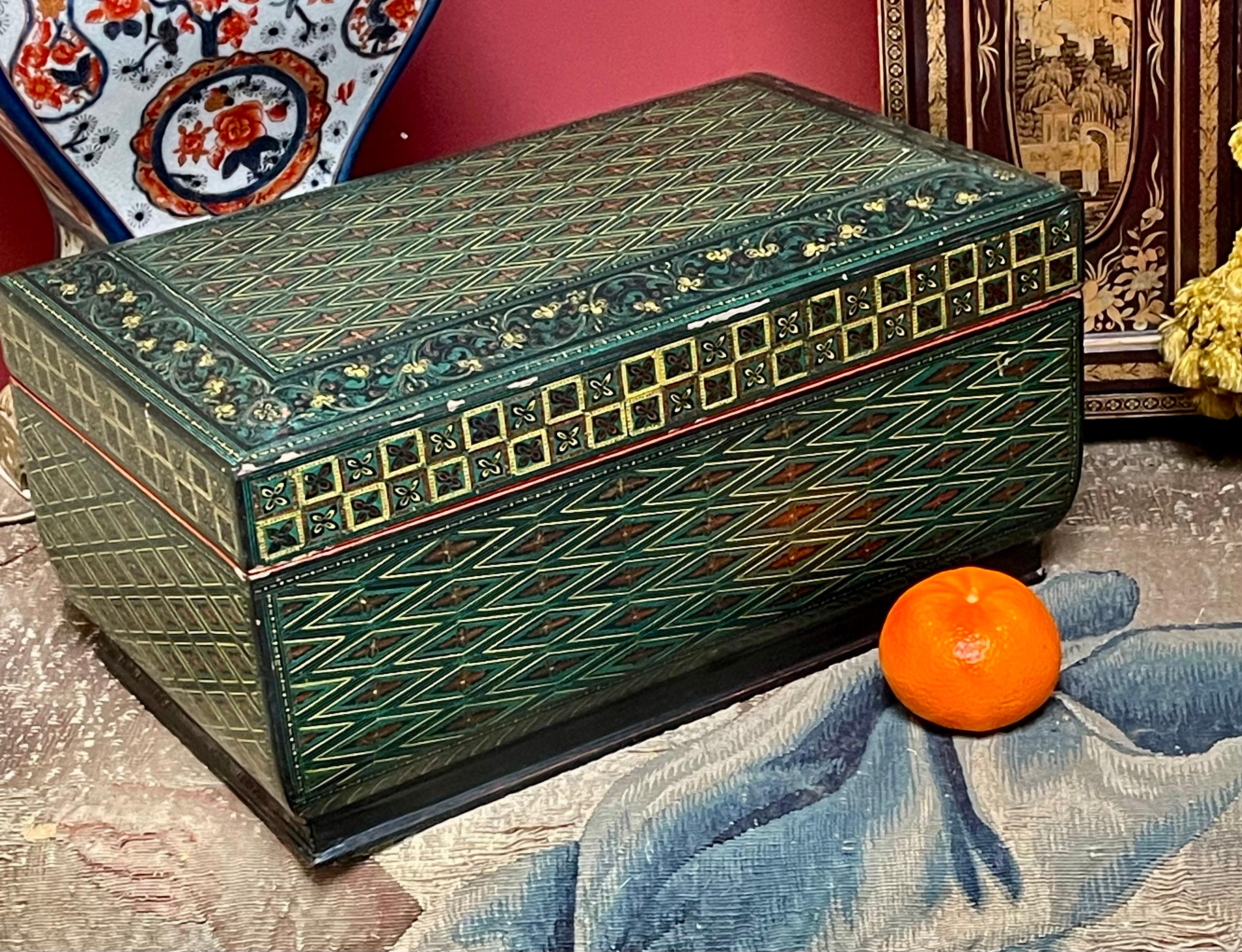 Boîte de table en papier mâché indo-persan peint à la main en vente 5