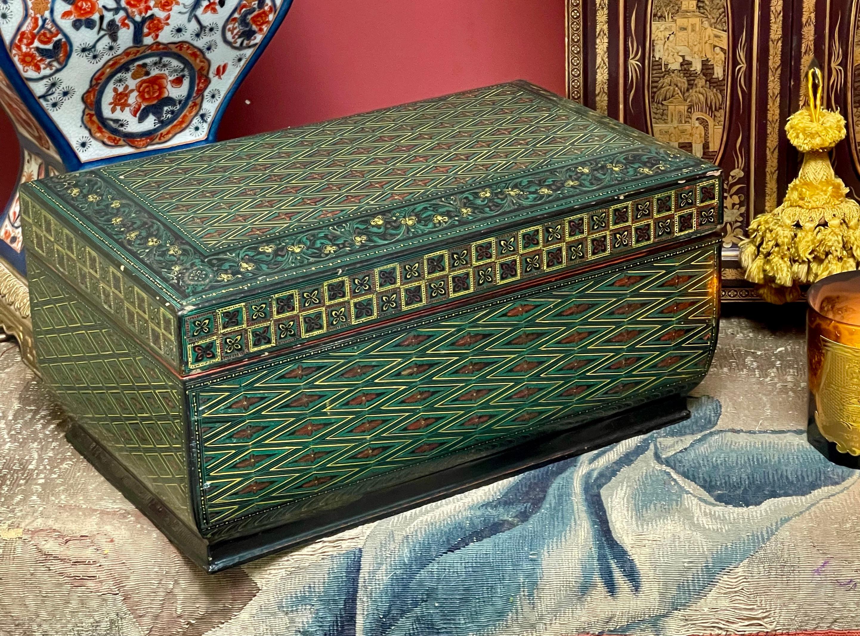 Grande boîte de table indo-persane impressionnante
Fabriqué à la main en papier mâché 
Gravé et peint à la main

Datant du milieu des années 1900
Bon état vintage avec de légères marques d'usure dues à l'âge et à l'utilisation.
Dans l'ensemble, très