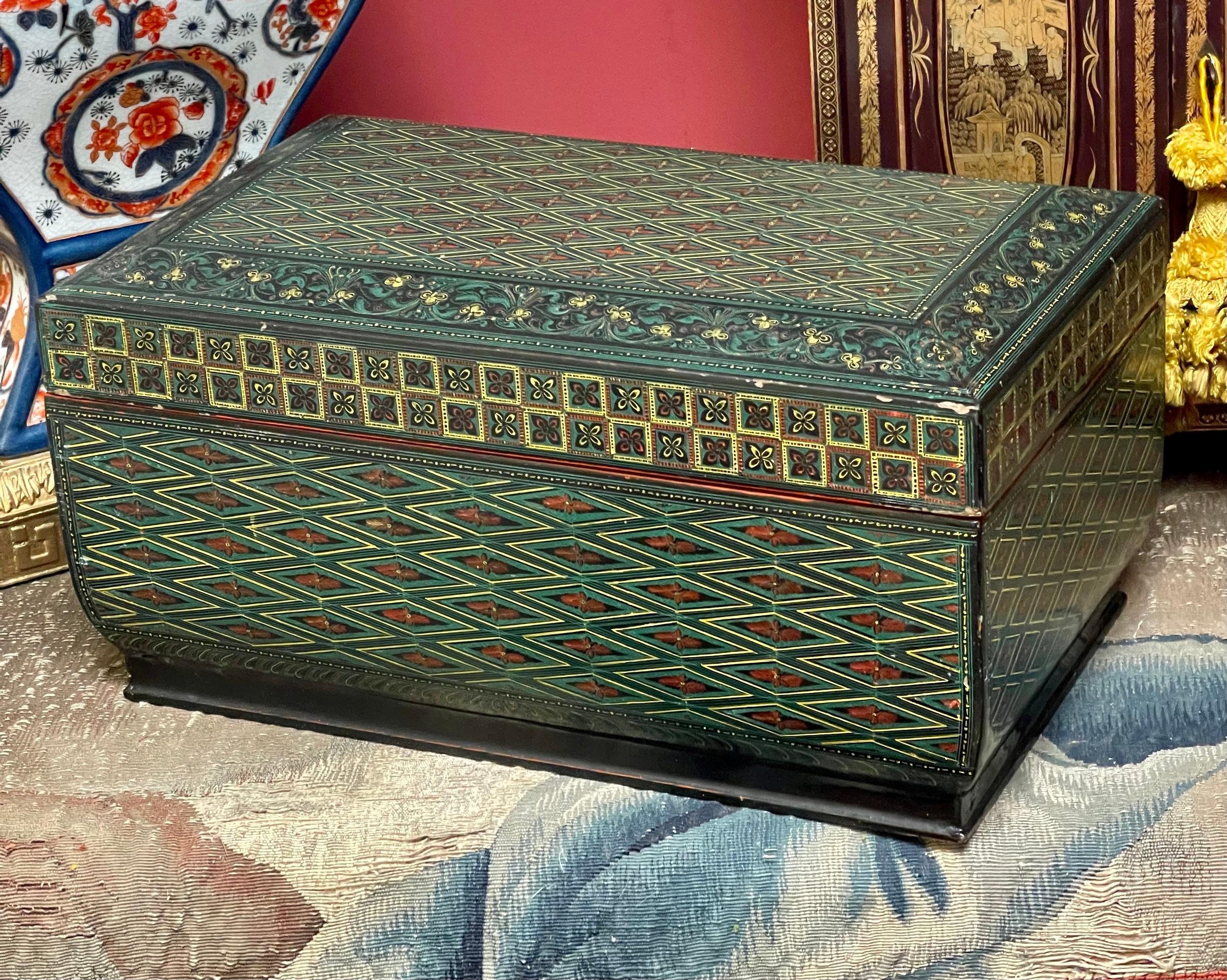 Anglo-indien Boîte de table en papier mâché indo-persan peint à la main en vente