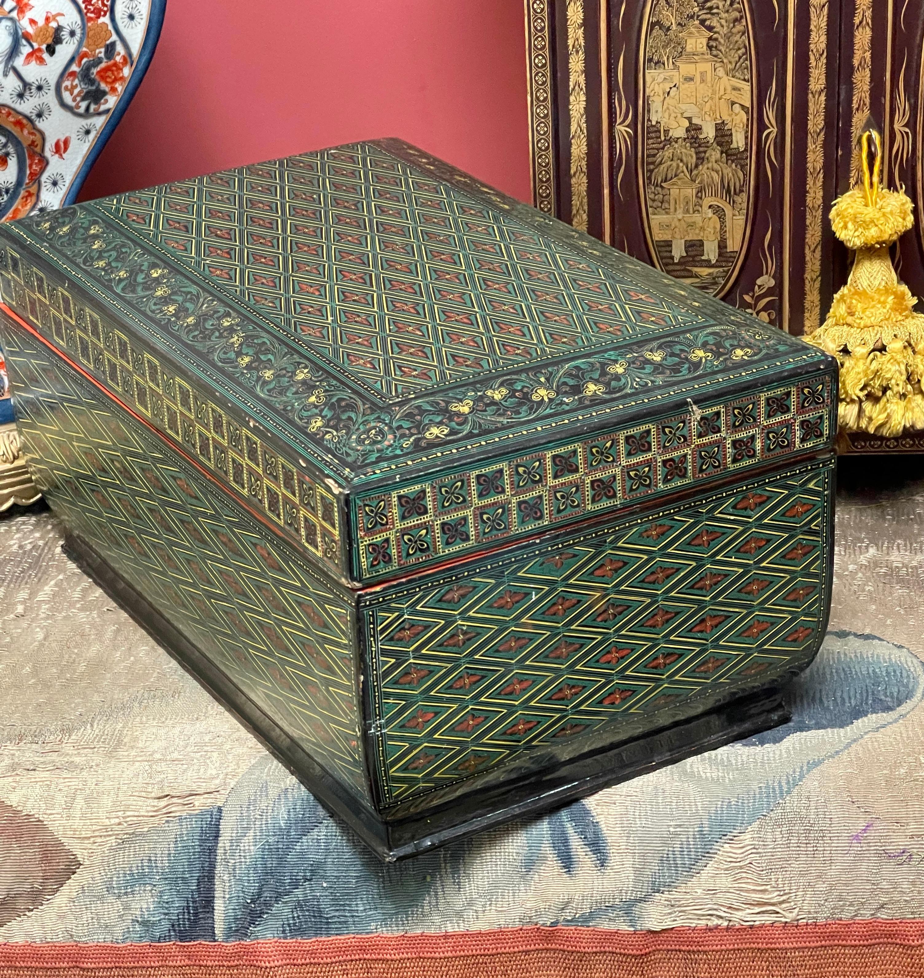 Indien Boîte de table en papier mâché indo-persan peint à la main en vente