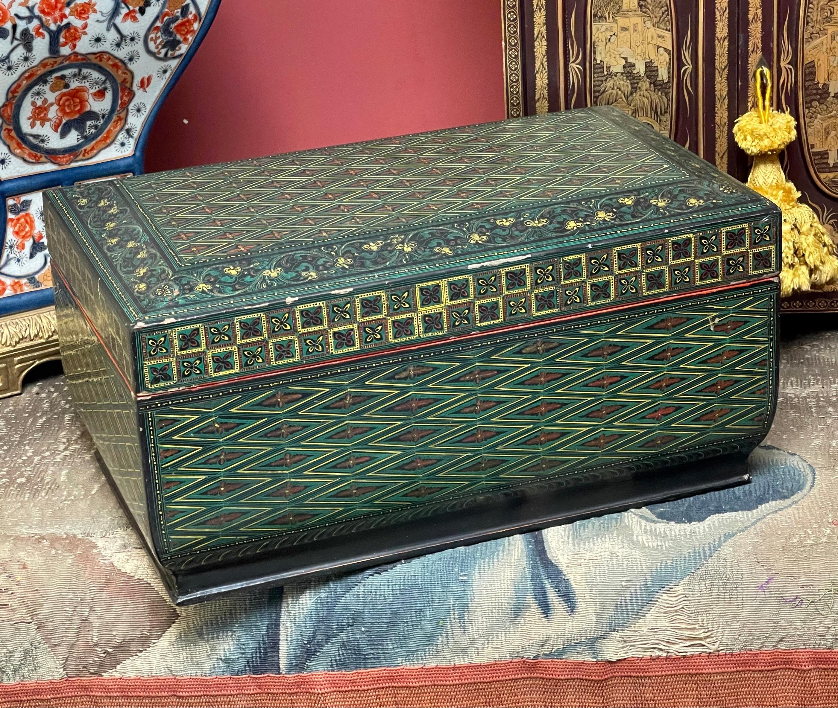 Peint à la main Boîte de table en papier mâché indo-persan peint à la main en vente
