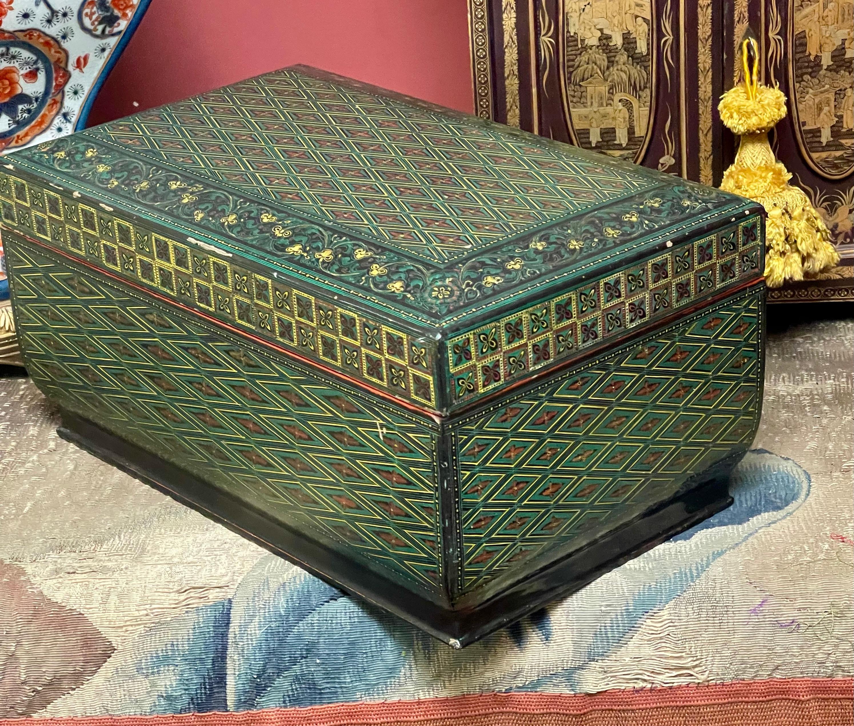 Boîte de table en papier mâché indo-persan peint à la main Bon état - En vente à Canterbury, GB