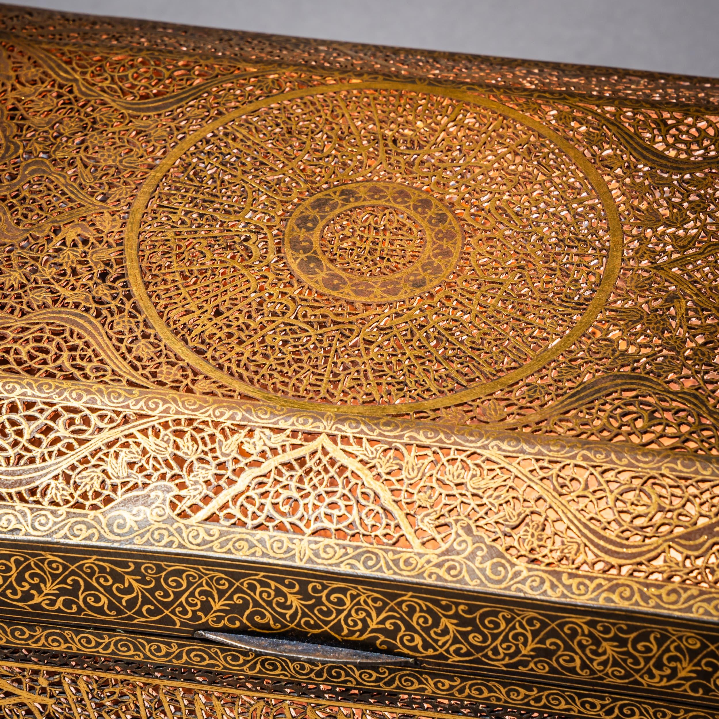 Indo-Persian Iron Casket in Koftgari Technique, 2nd Half 19th Century For Sale 6