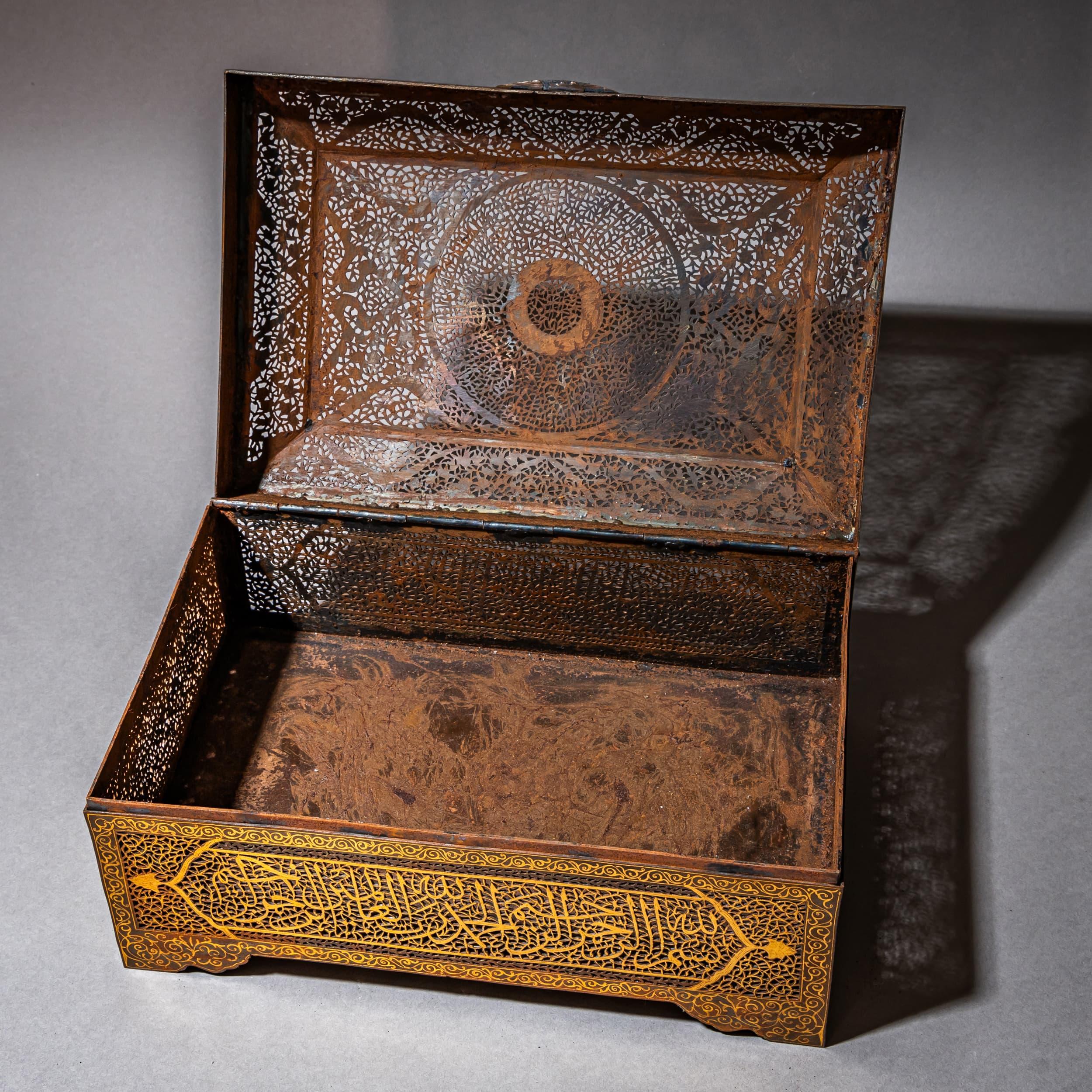 Indo-Persian Iron Casket in Koftgari Technique, 2nd Half 19th Century For Sale 8