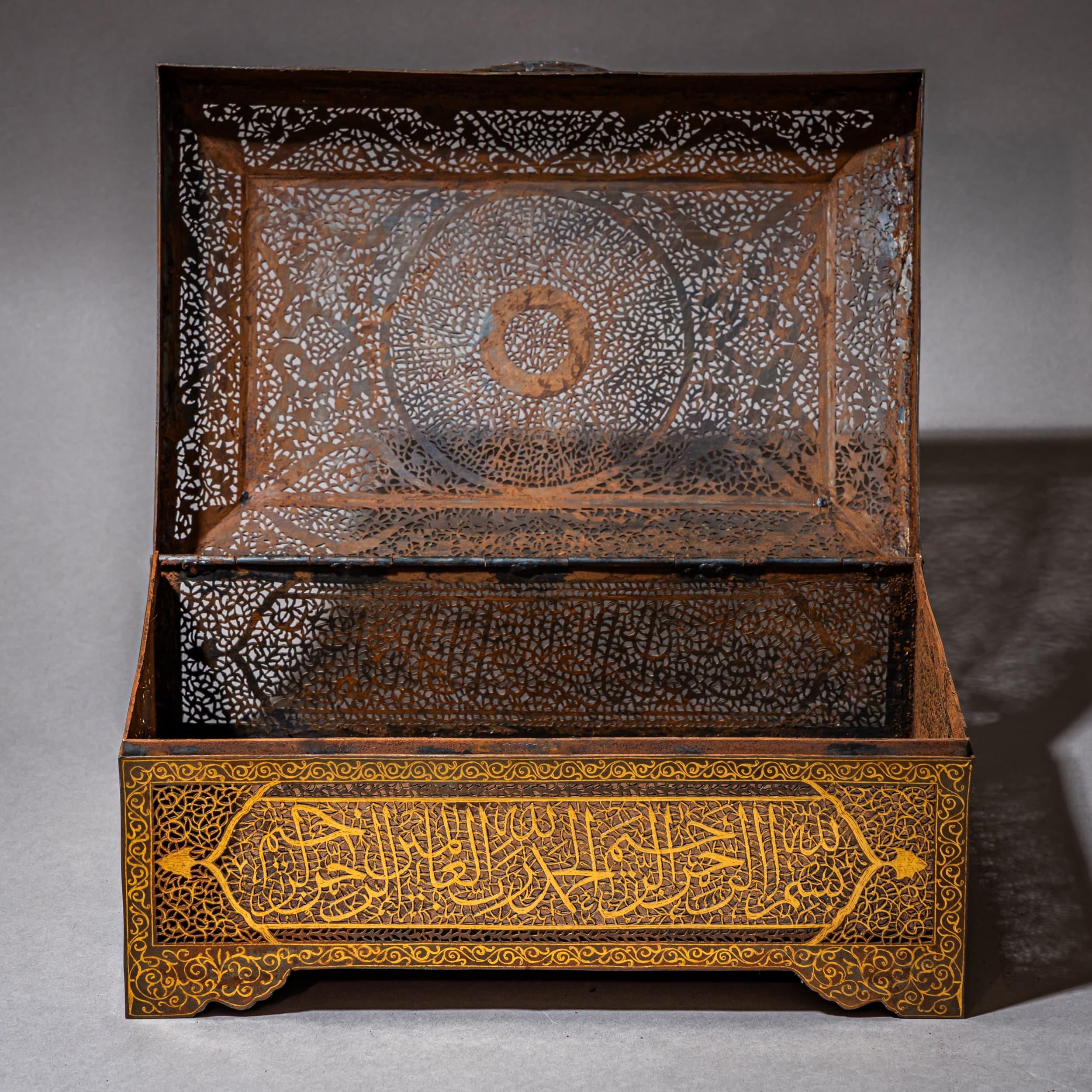 Indo-Persian Iron Casket in Koftgari Technique, 2nd Half 19th Century For Sale 9