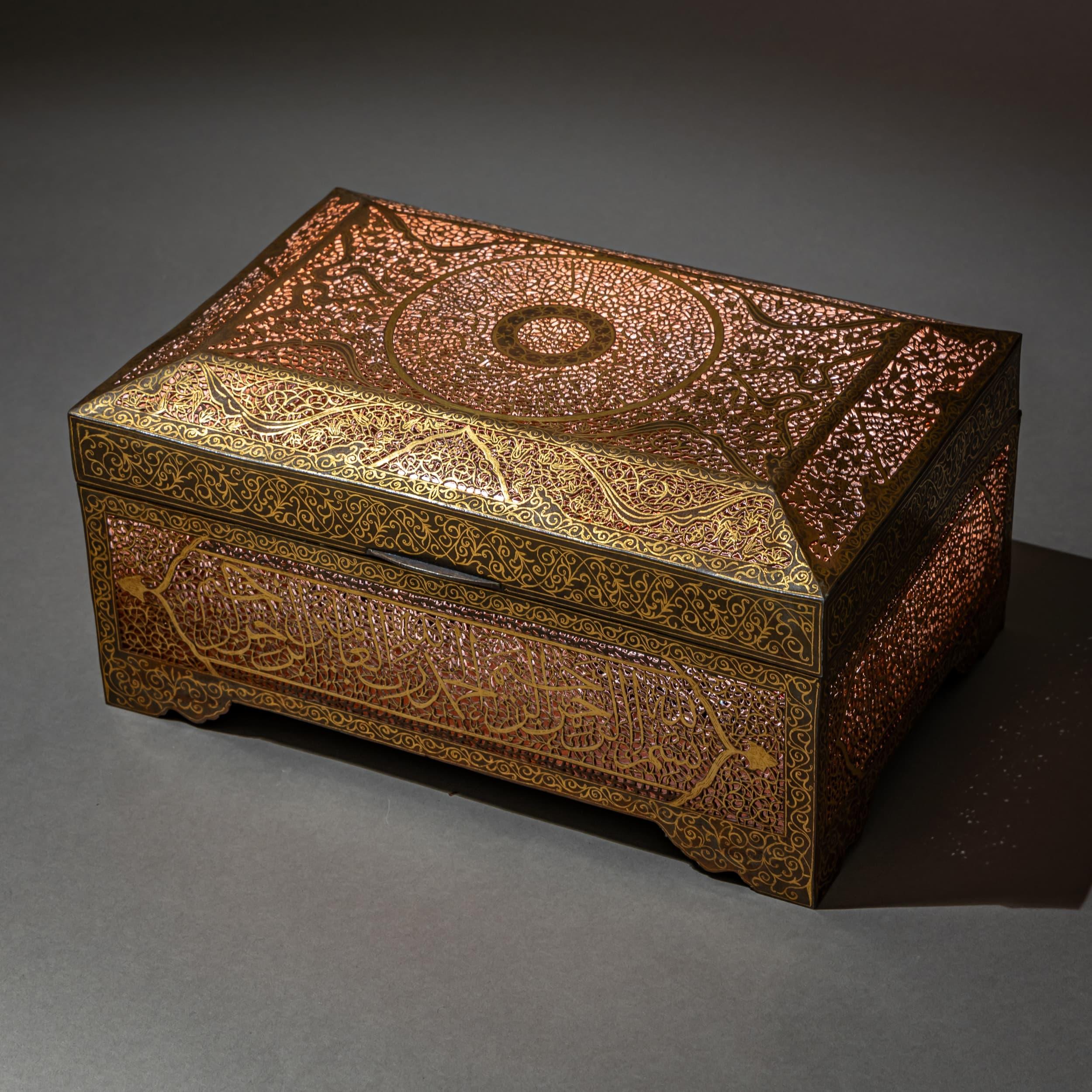 Indo-Persian Iron Casket in Koftgari Technique, 2nd Half 19th Century In Excellent Condition For Sale In Greding, DE