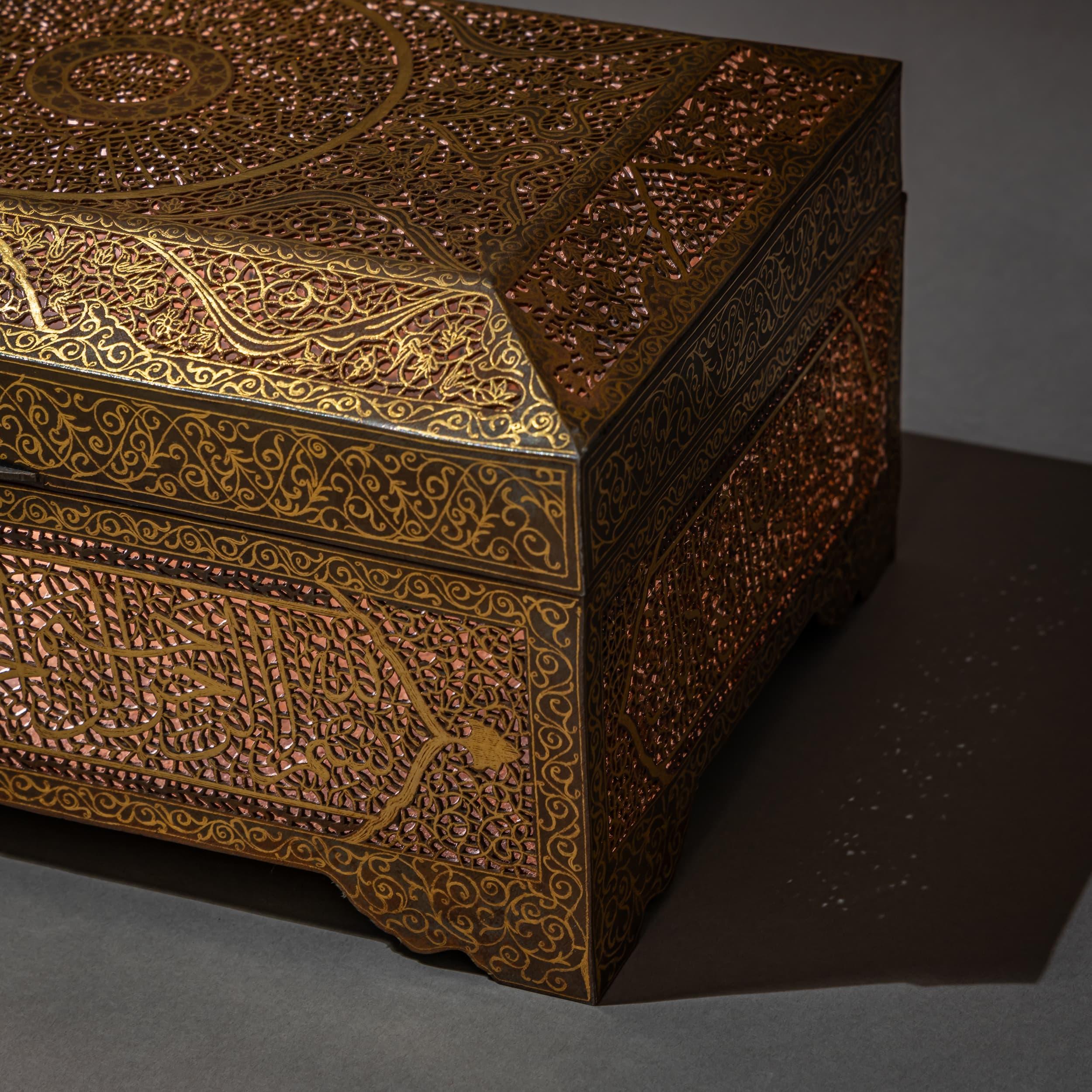 Indo-Persian Iron Casket in Koftgari Technique, 2nd Half 19th Century For Sale 3