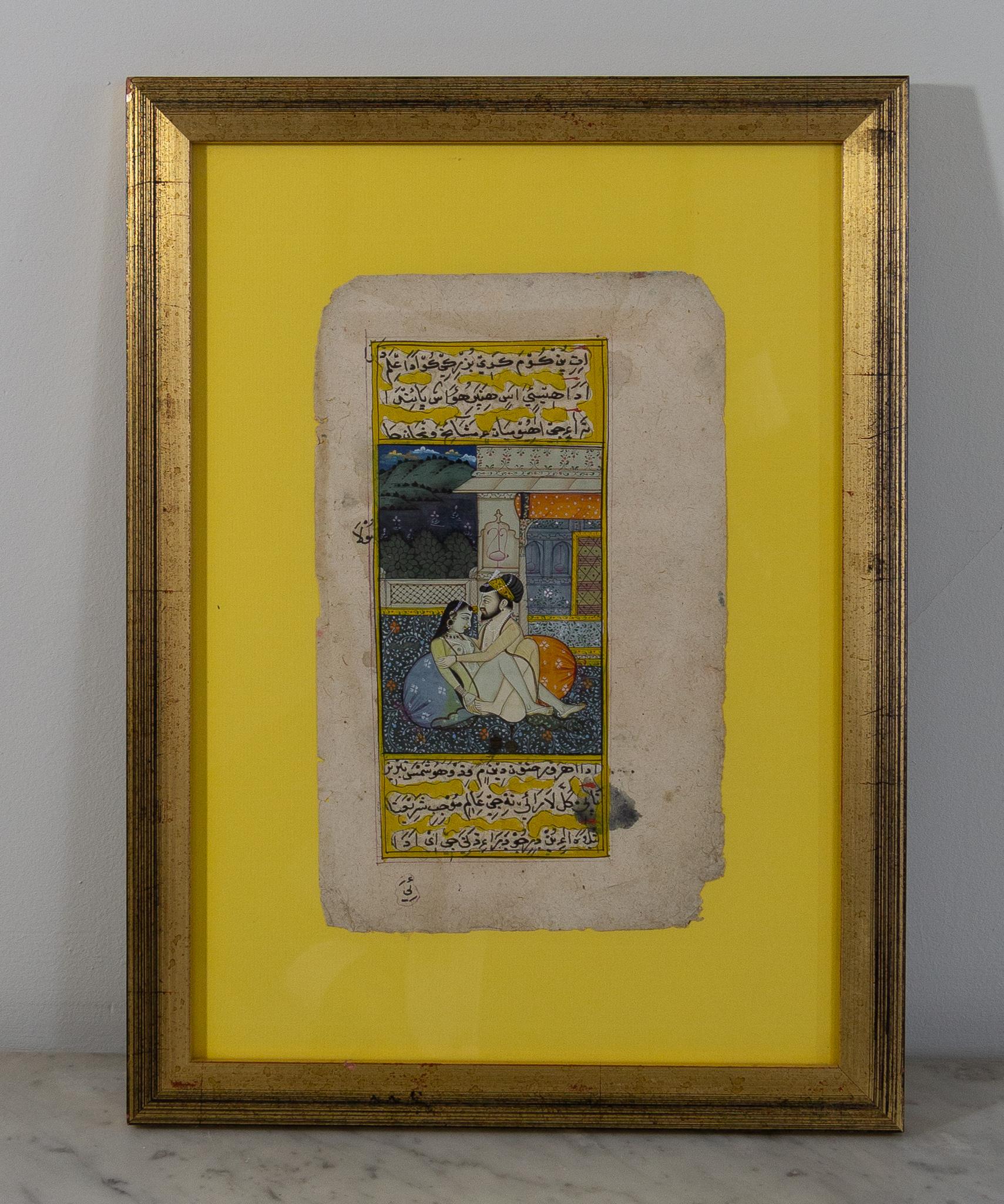Feuille manuscrite peinte, encres et gouache opaque rehaussée d'or sur papier, texte en nasta'līq dans des cartouches en haut et en bas. La composition centrale représente un couple enlacé dans un pavillon de jardin, avec un traitement délicat des