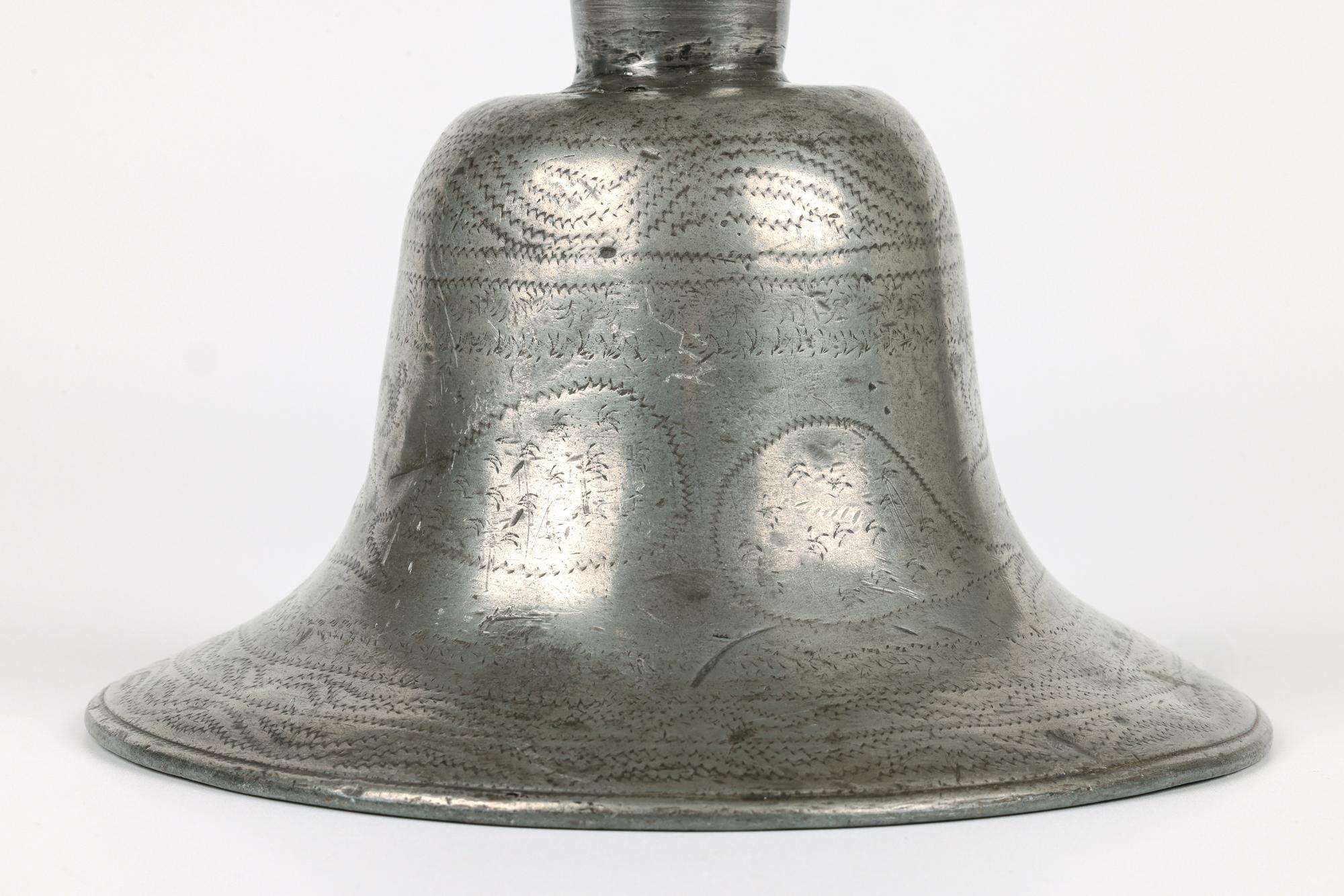 Un'antica base per pipa da narghilè indo-persiana, insolita e decorata in modo ingenuo, risalente al XVIII secolo. Il corpo a forma di campana ha un'ampia base rotonda e pesante ed è realizzato in una lega metallica di peltro con un portapipe